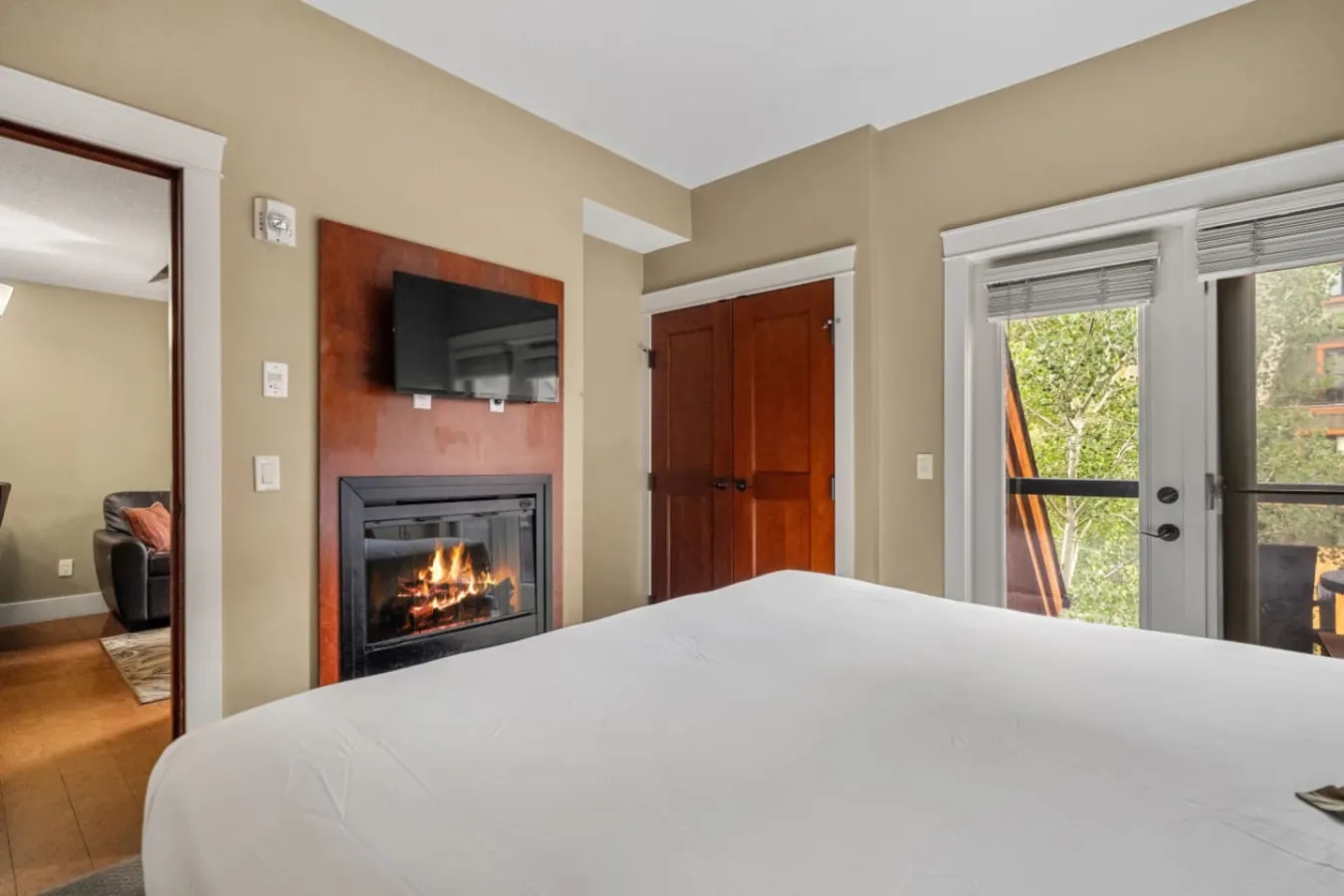 Solara Resort Condo: Fireplace, BBQ & Hot Tub 18
