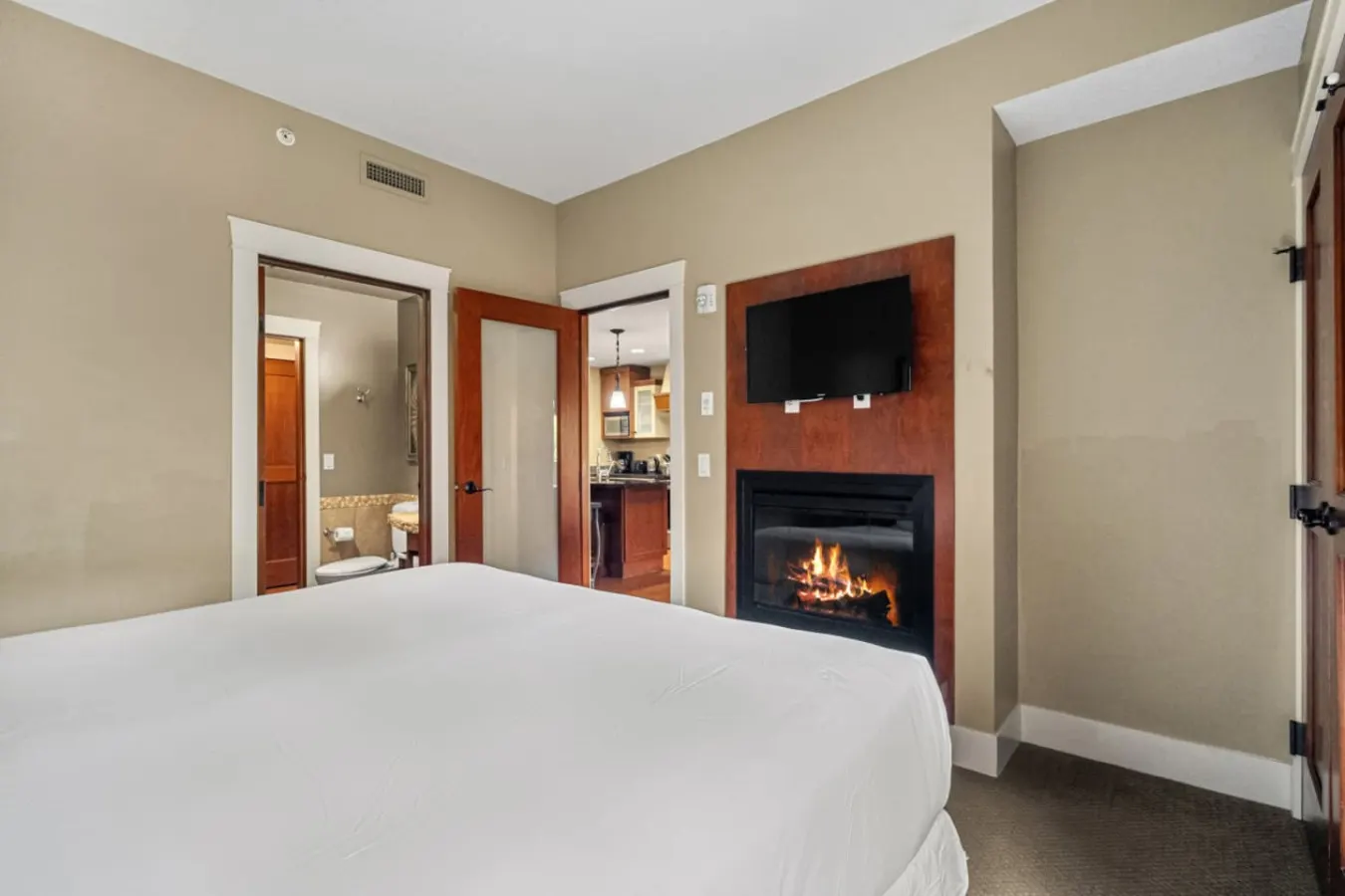 Solara Resort Condo: Fireplace, BBQ & Hot Tub 19