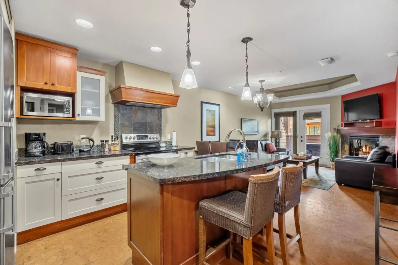 Solara Resort Condo: Fireplace, BBQ & Hot Tub 4