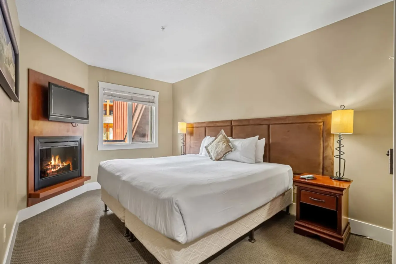 Solara Resort Condo: Fireplace, BBQ & Hot Tub 5