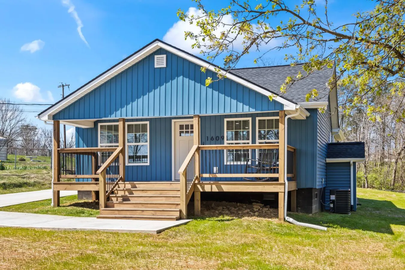 Quaint & Charming Knoxville Cottage 6