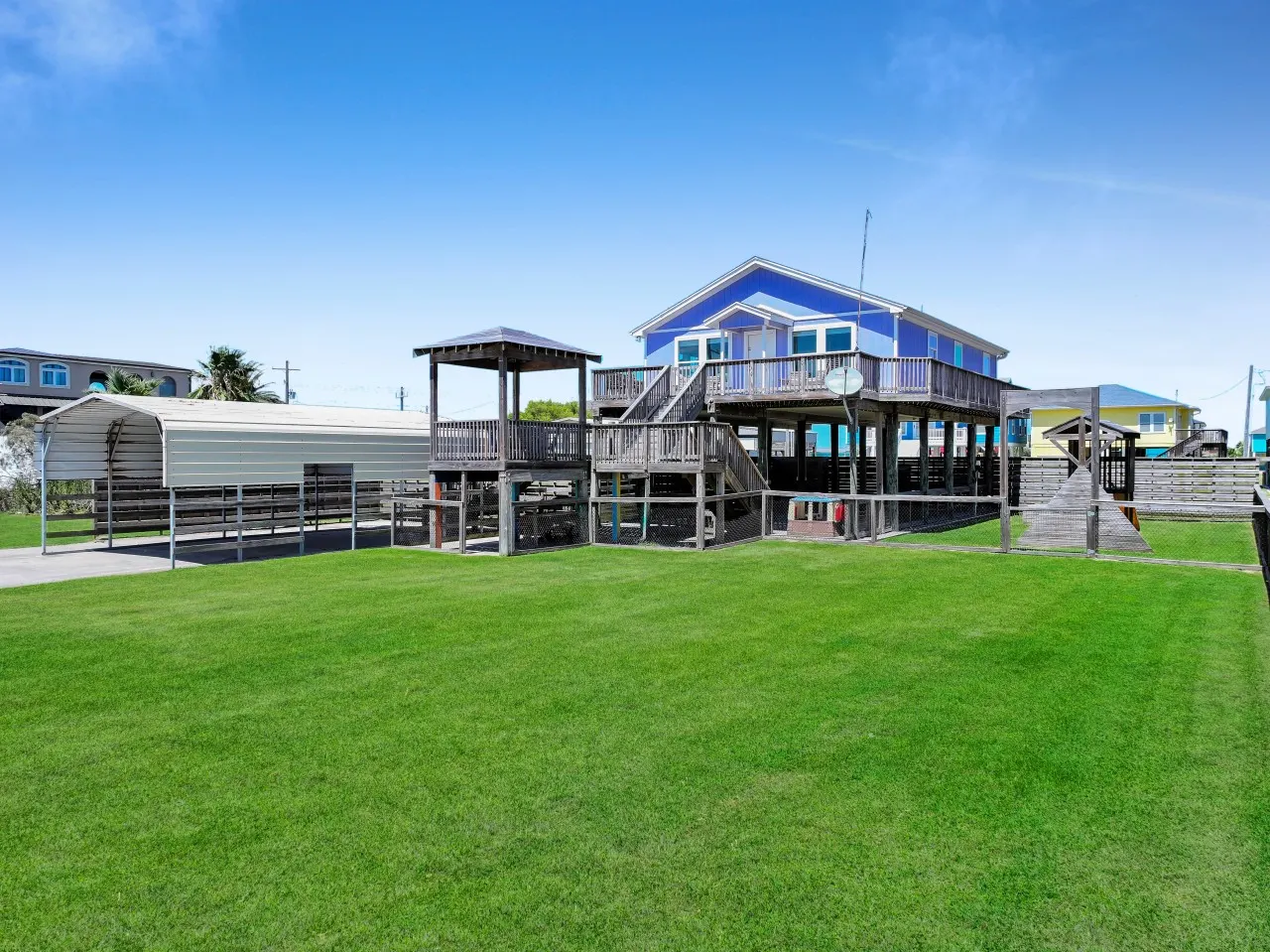 Ibis Isle, Bolivar Peninsula, Sleeps 12, 3 Bedrooms, Fully Fenced Side Yard, Play Set, Gazebo, Walk to Beach, In Town, C