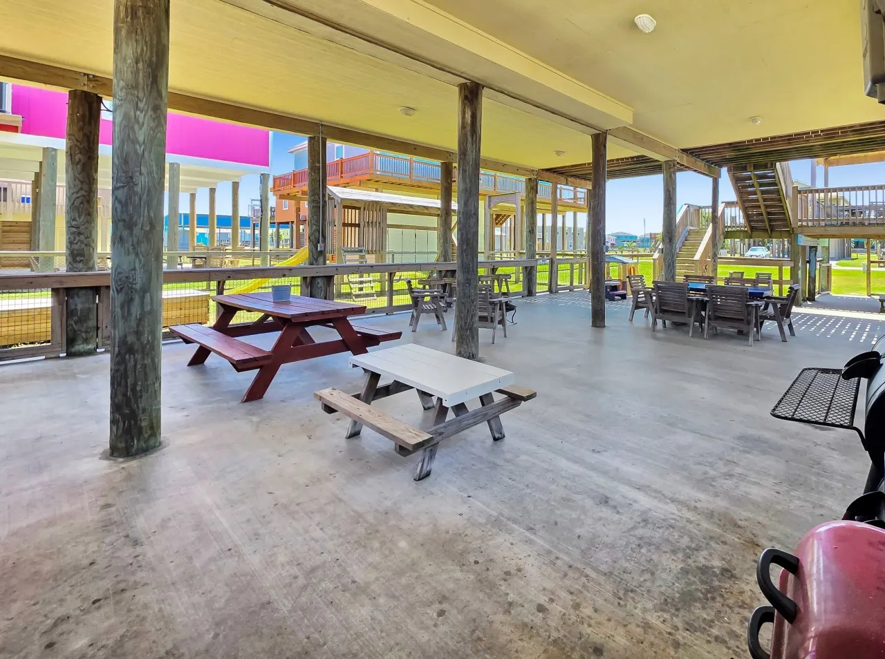 Ibis Isle, Bolivar Peninsula, Sleeps 12, 3 Bedrooms, Fully Fenced Side Yard, Play Set, Gazebo, Walk to Beach, In Town, C 14