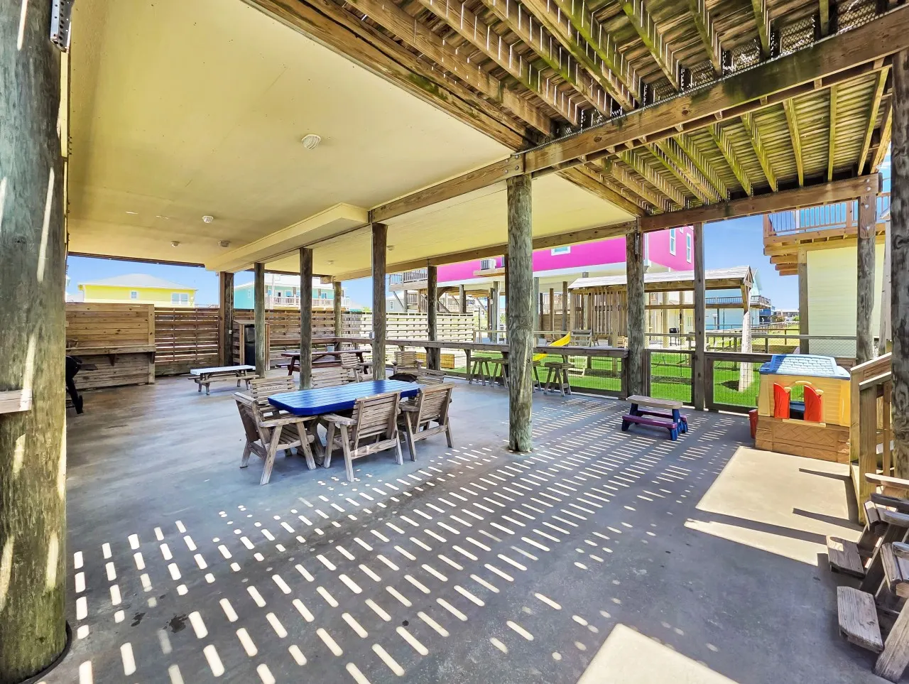 Ibis Isle, Bolivar Peninsula, Sleeps 12, 3 Bedrooms, Fully Fenced Side Yard, Play Set, Gazebo, Walk to Beach, In Town, C 15