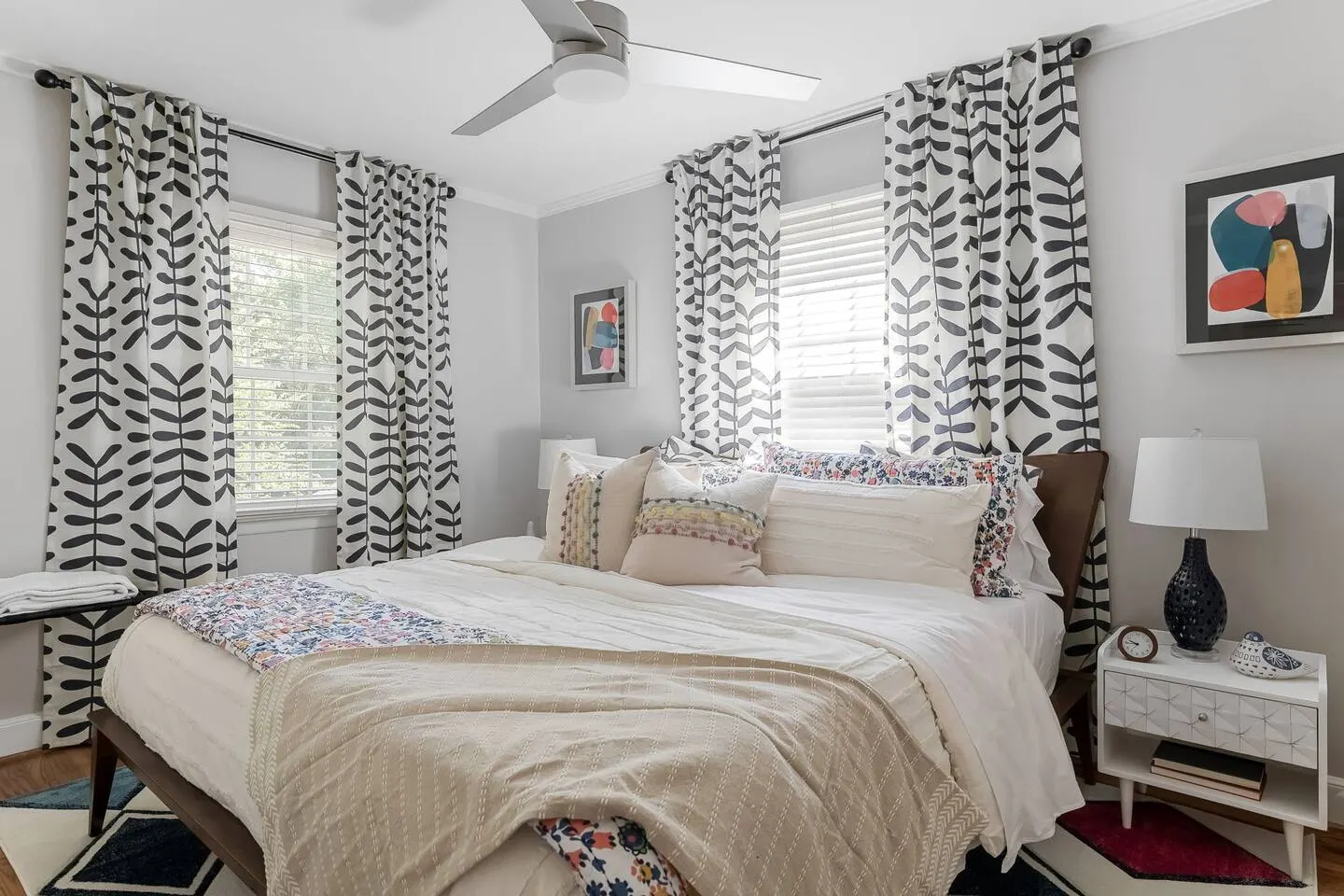 Bright 7BR Retreat in Burlington | Private Creek — foto 3