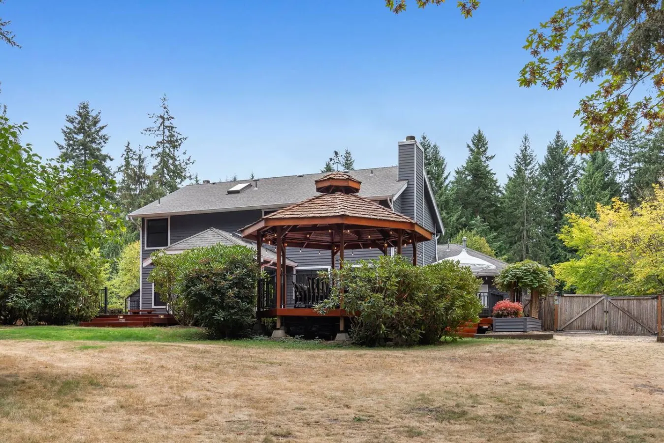 Woodinville 4 Bedroom: Acre Yard, Fire Pit, BBQ — photo 2