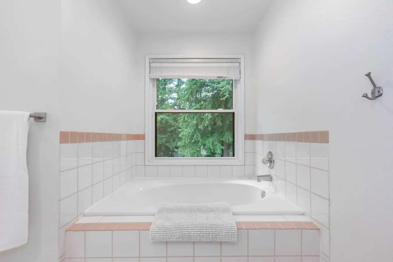 Woodinville 4 Bedroom: Acre Yard, Fire Pit, BBQ 20