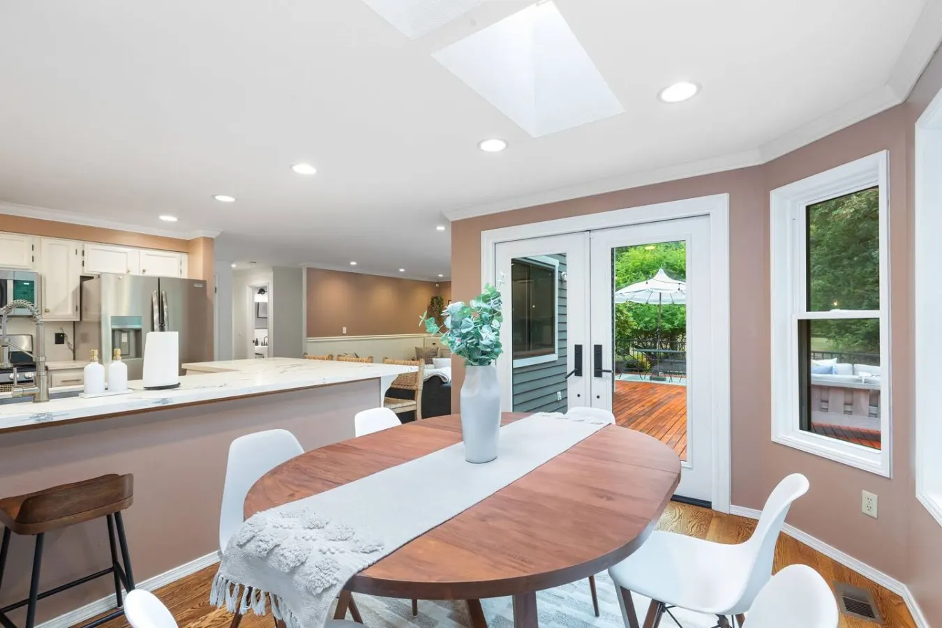 Woodinville 4 Bedroom: Acre Yard, Fire Pit, BBQ — photo 4