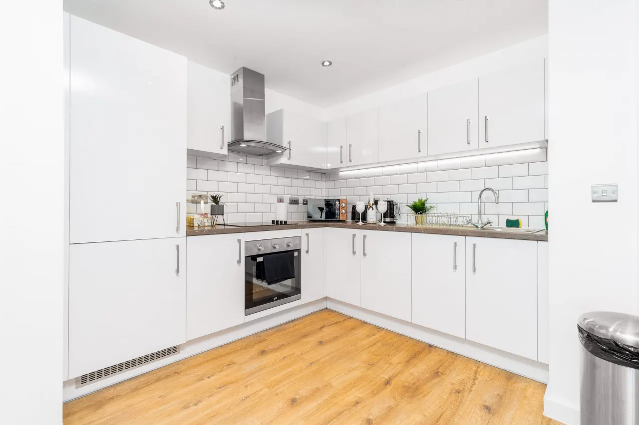 Two Bedroom City Centre Apartment - JQ - Fast WiFi - Netflix 3