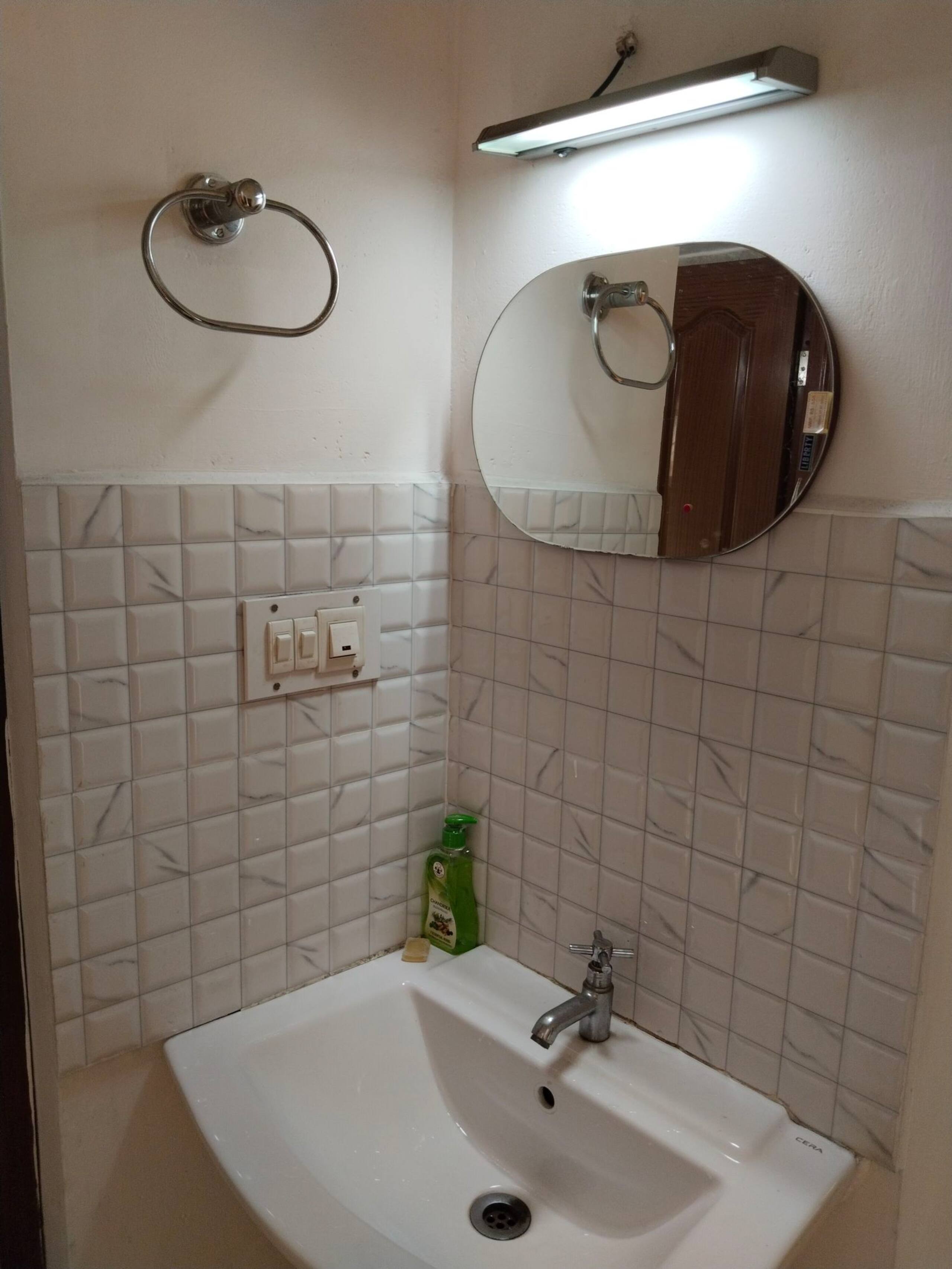 Full AC 4bhk townhouse, 10 mins from airport 21