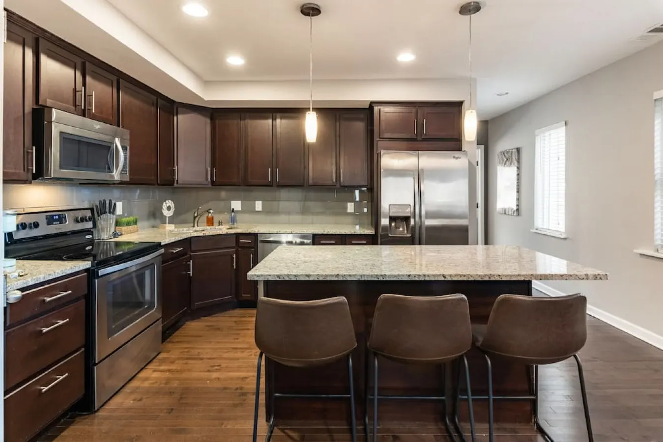 Stunning 2BR Apartment Near Downtown 2