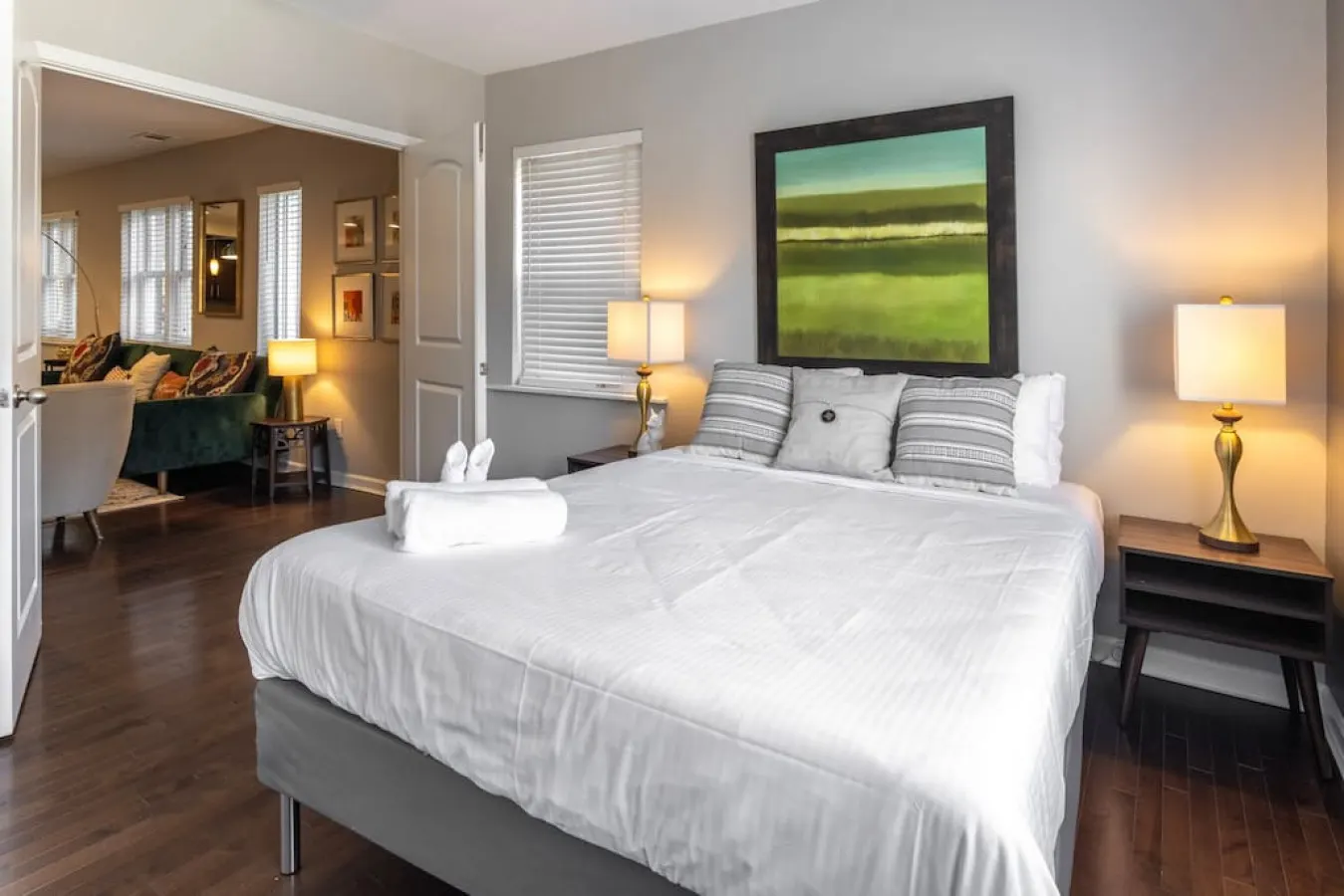 Stunning 2BR Apartment Near Downtown 15