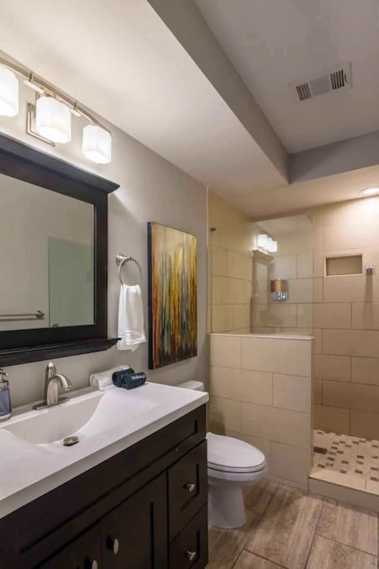 Stunning 2BR Apartment Near Downtown 4