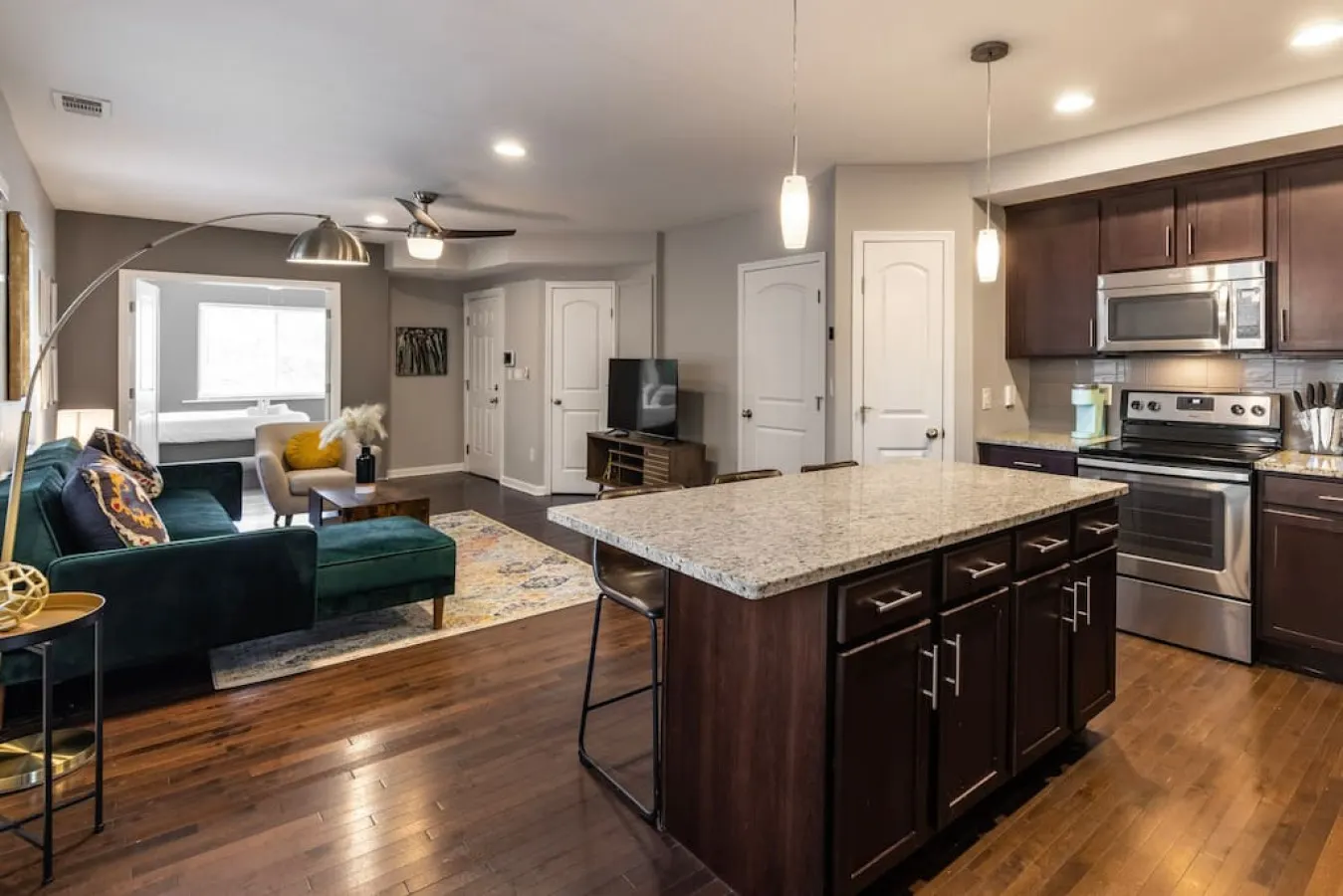 Stunning 2BR Apartment Near Downtown 7