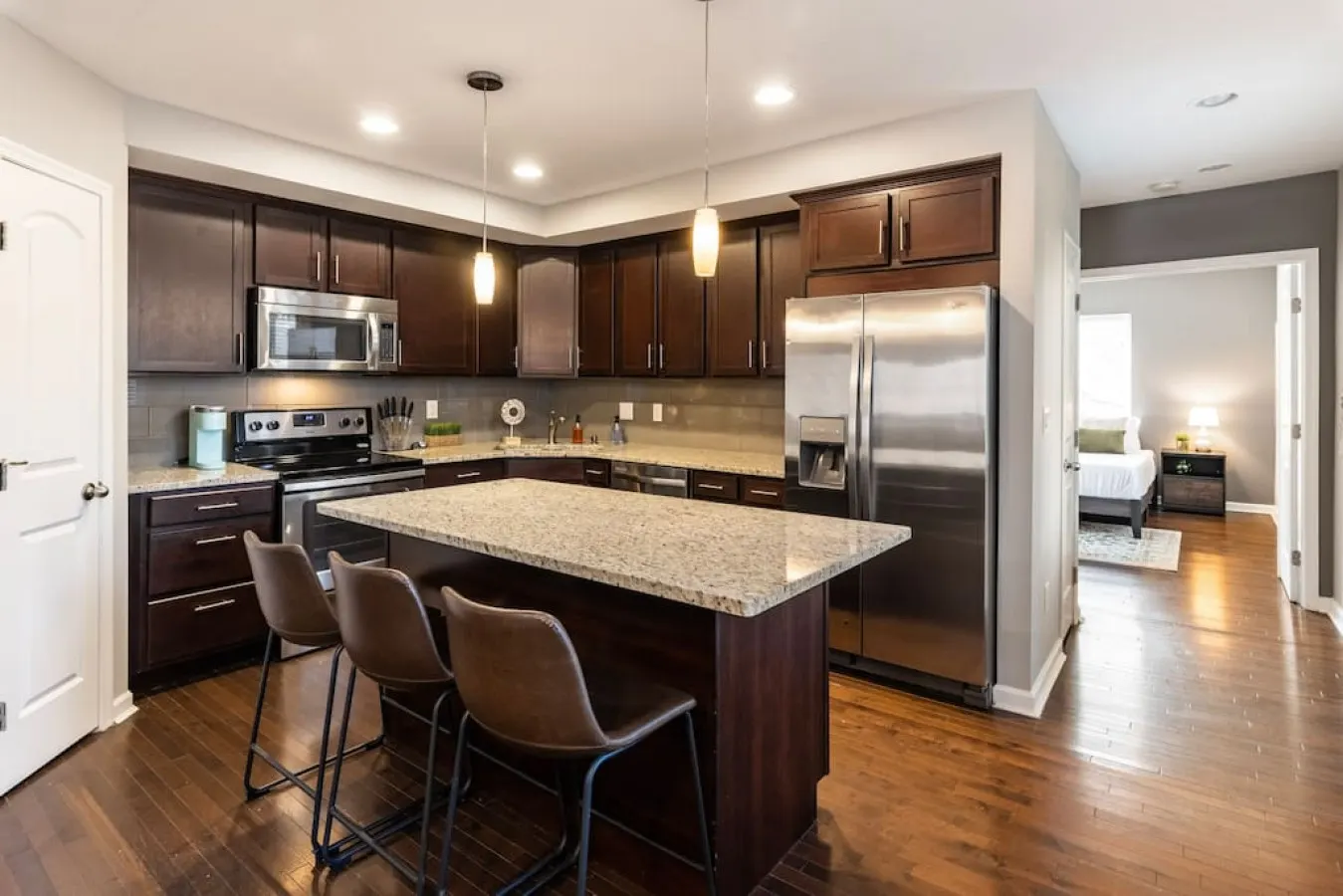 Stunning 2BR Apartment Near Downtown 8
