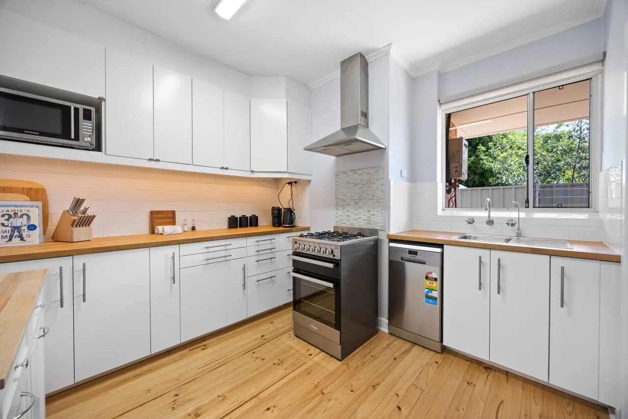 Brighton Breeze Retreat—Idyllic Beachside Stay 14