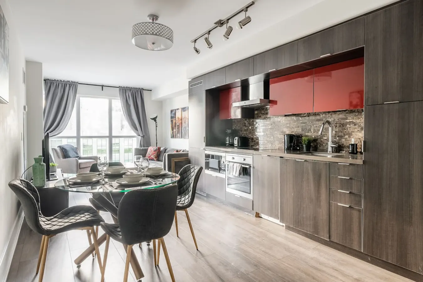 Modern 1BR+Den Walk Everywhere Free Parking 2