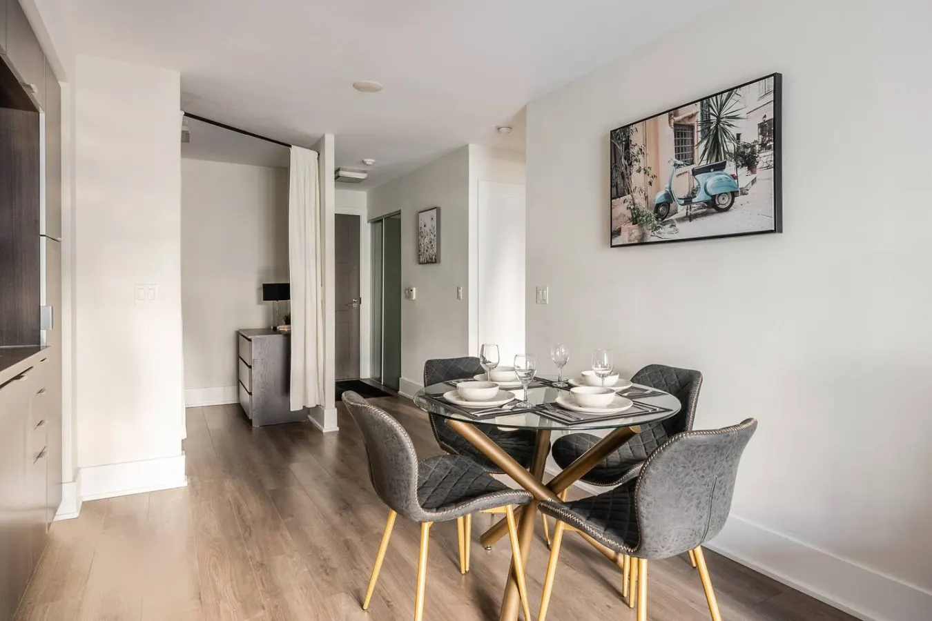 Modern 1BR+Den Walk Everywhere Free Parking 9