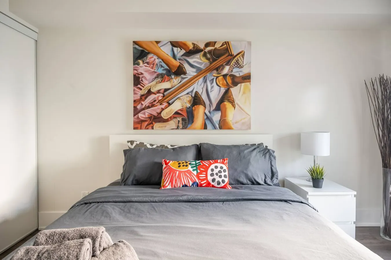 Modern 1BR+Den Walk Everywhere Free Parking 10