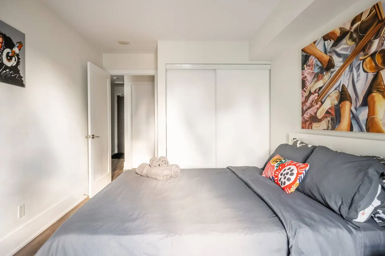 Modern 1BR+Den Walk Everywhere Free Parking 11