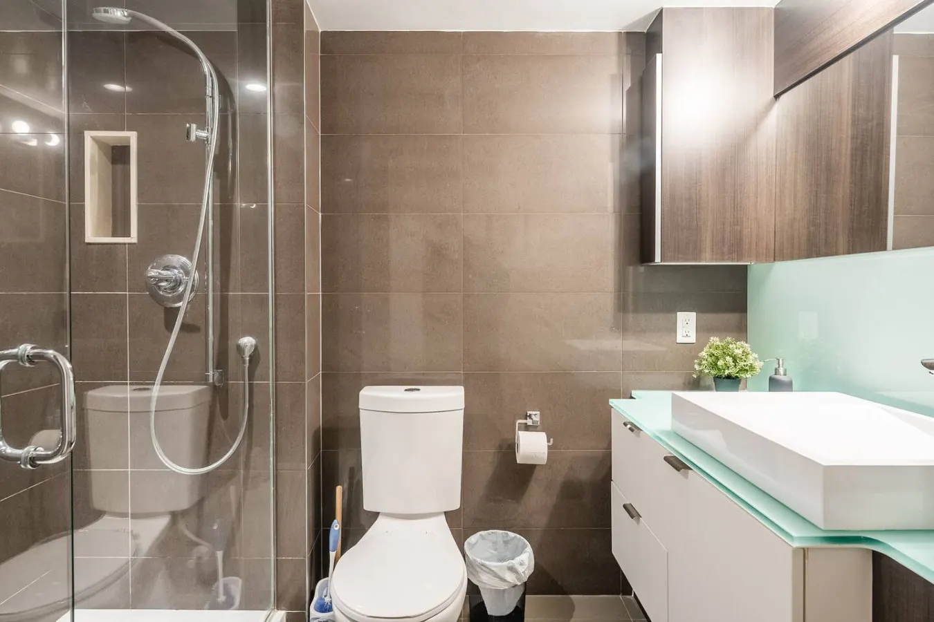 Modern 1BR+Den Walk Everywhere Free Parking 12