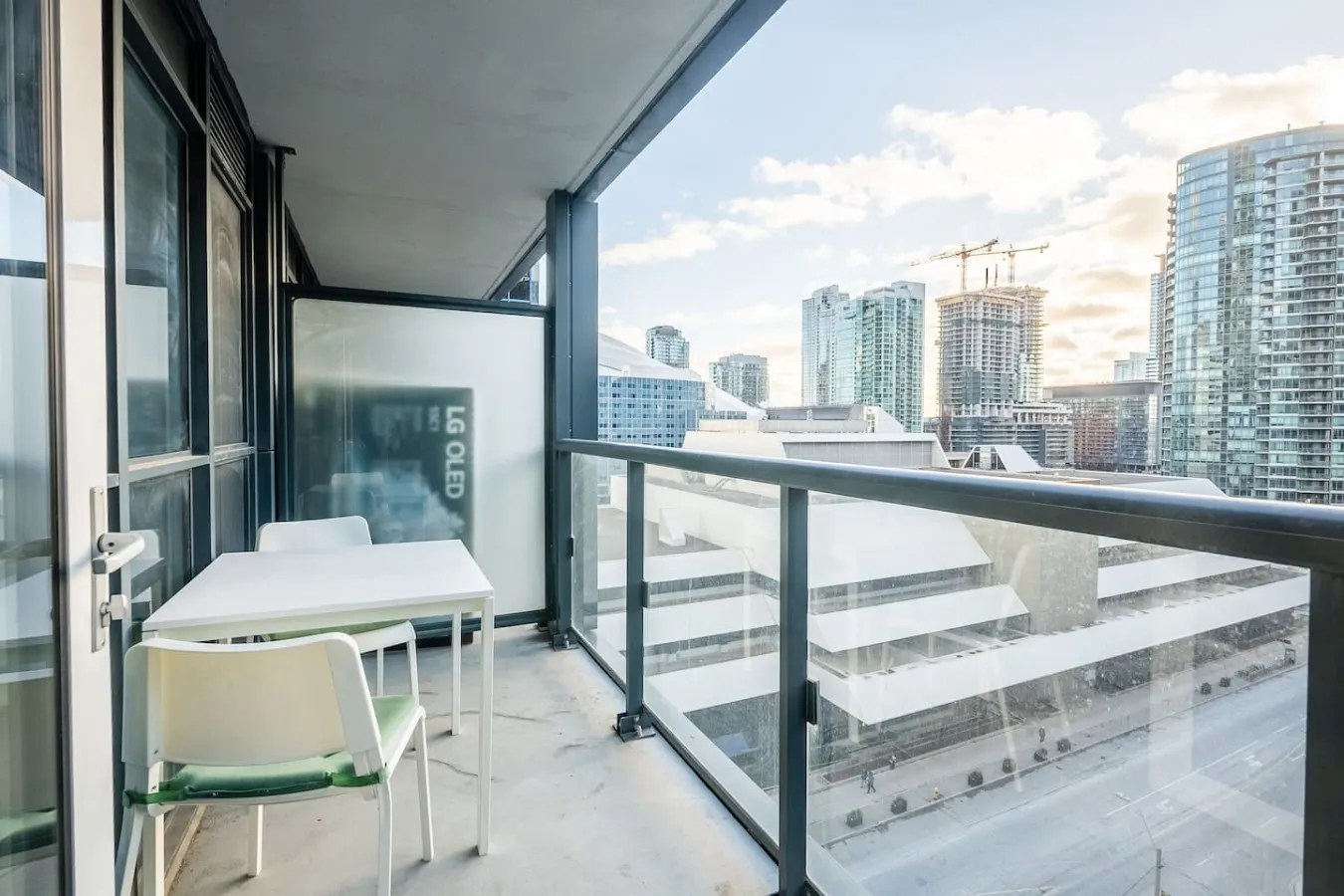 Modern 1BR+Den Walk Everywhere Free Parking 14