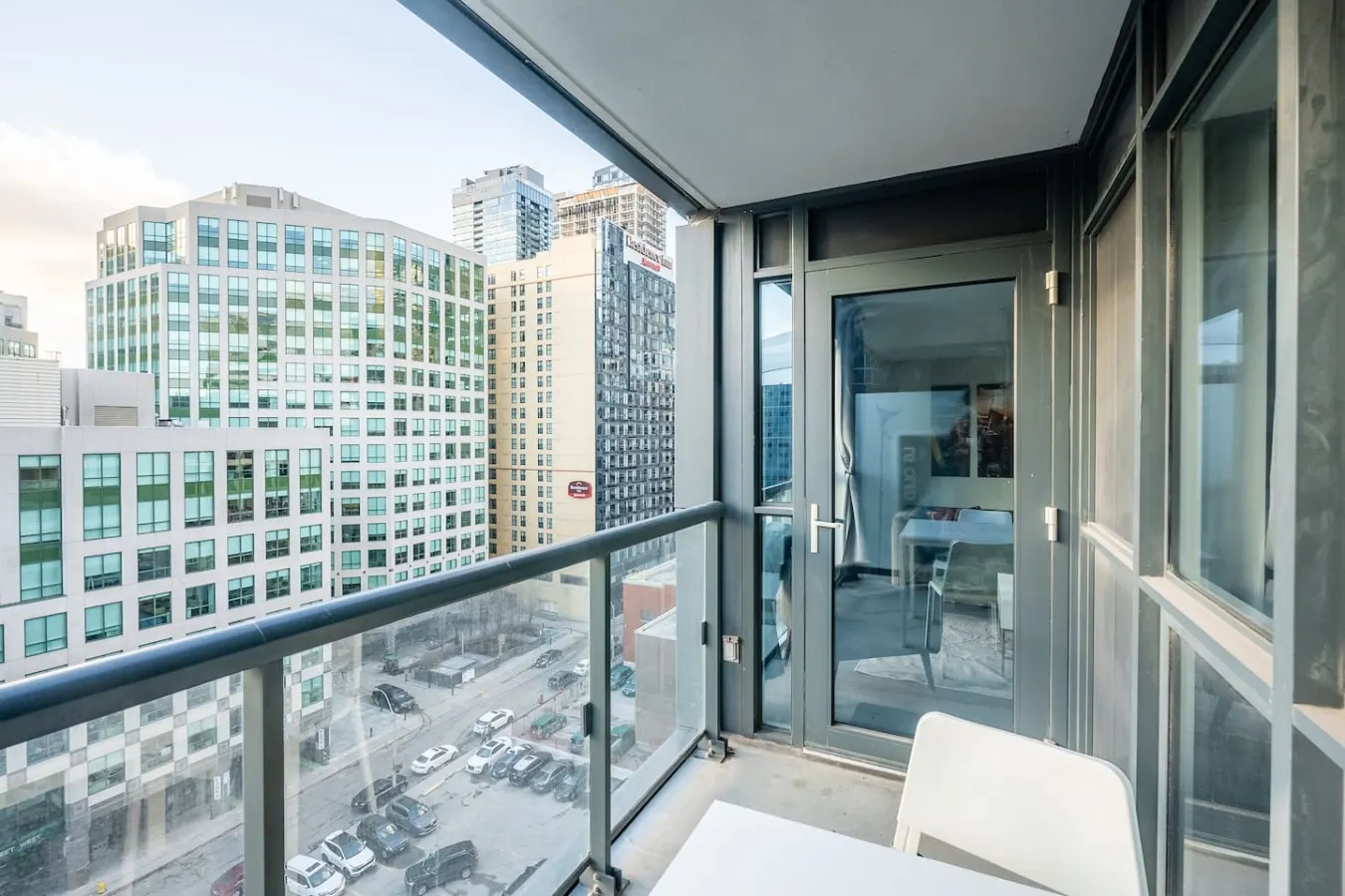 Modern 1BR+Den Walk Everywhere Free Parking 15