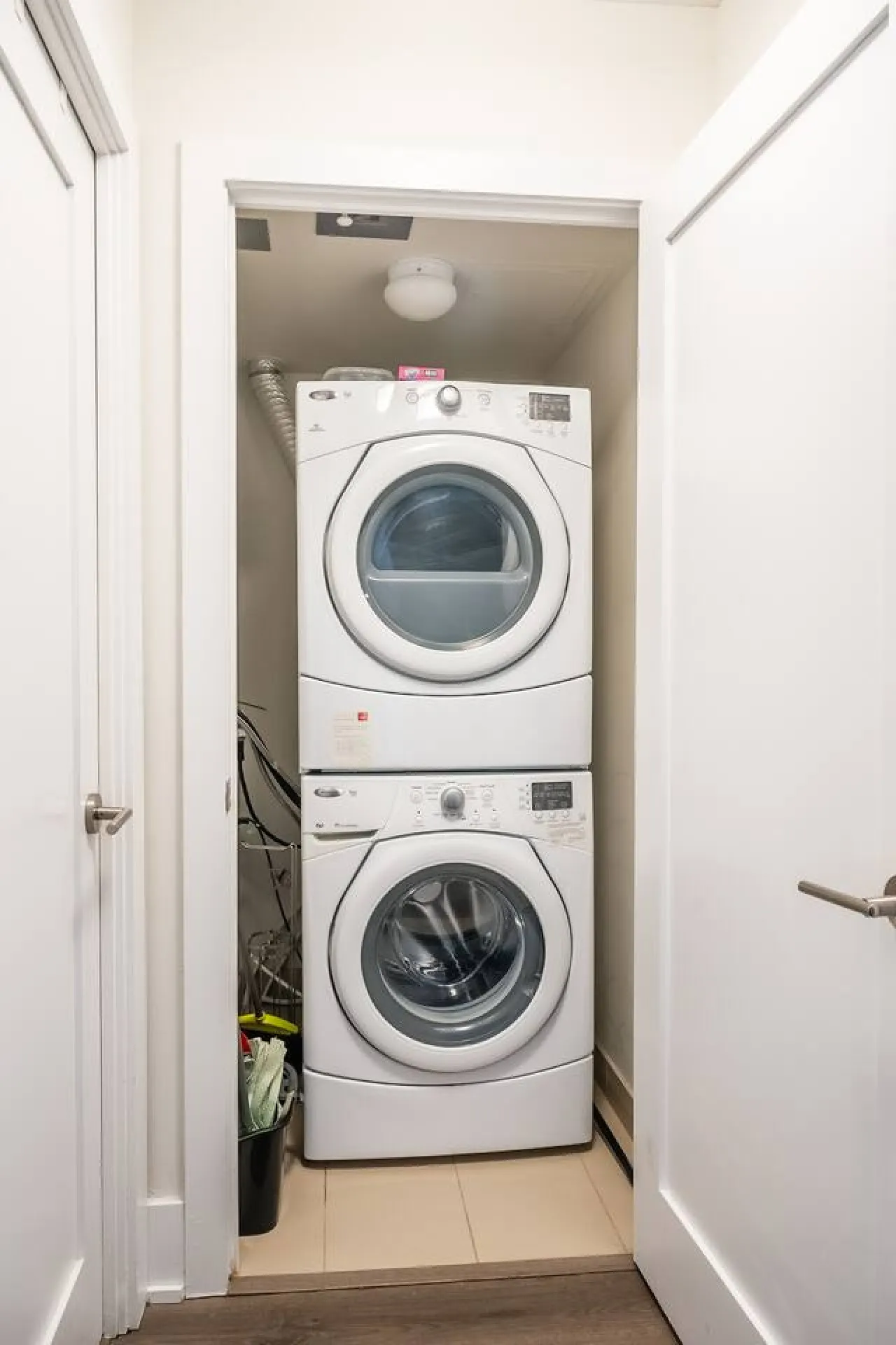 Modern 1BR+Den Walk Everywhere Free Parking 20