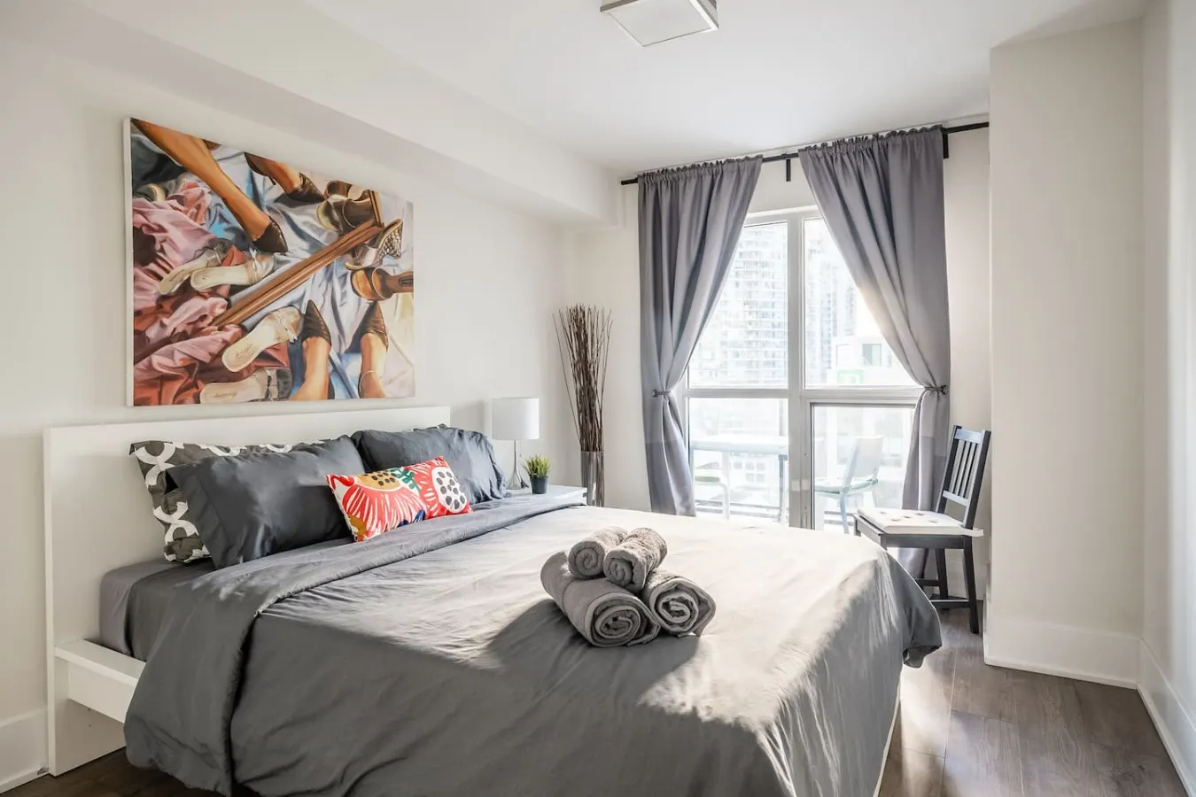 Modern 1BR+Den Walk Everywhere Free Parking 3