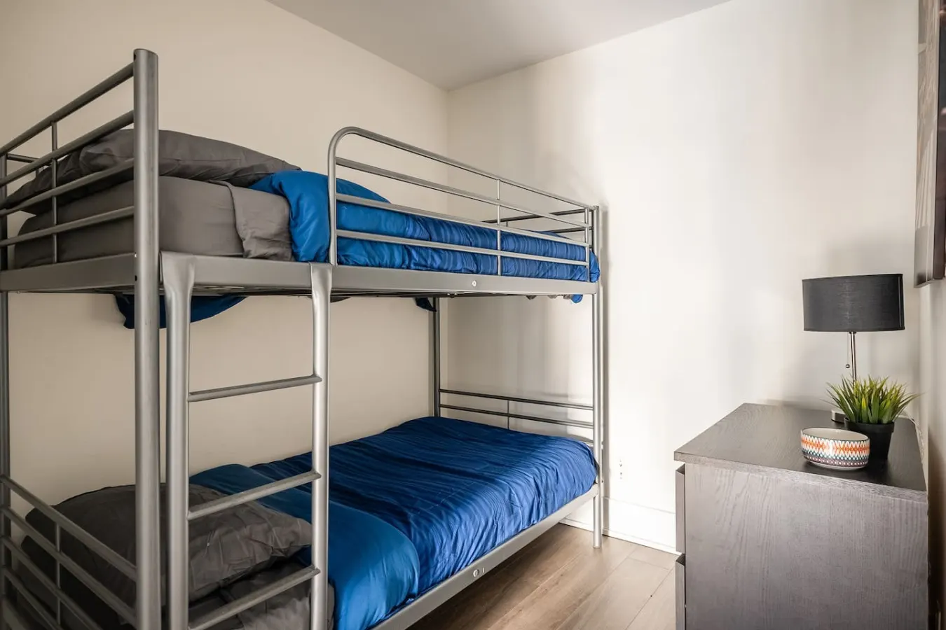 Modern 1BR+Den Walk Everywhere Free Parking 4