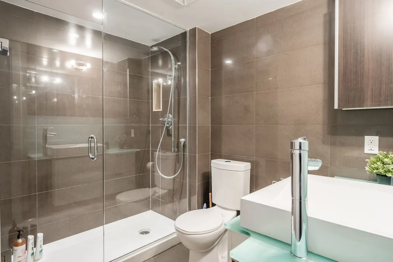 Modern 1BR+Den Walk Everywhere Free Parking 5