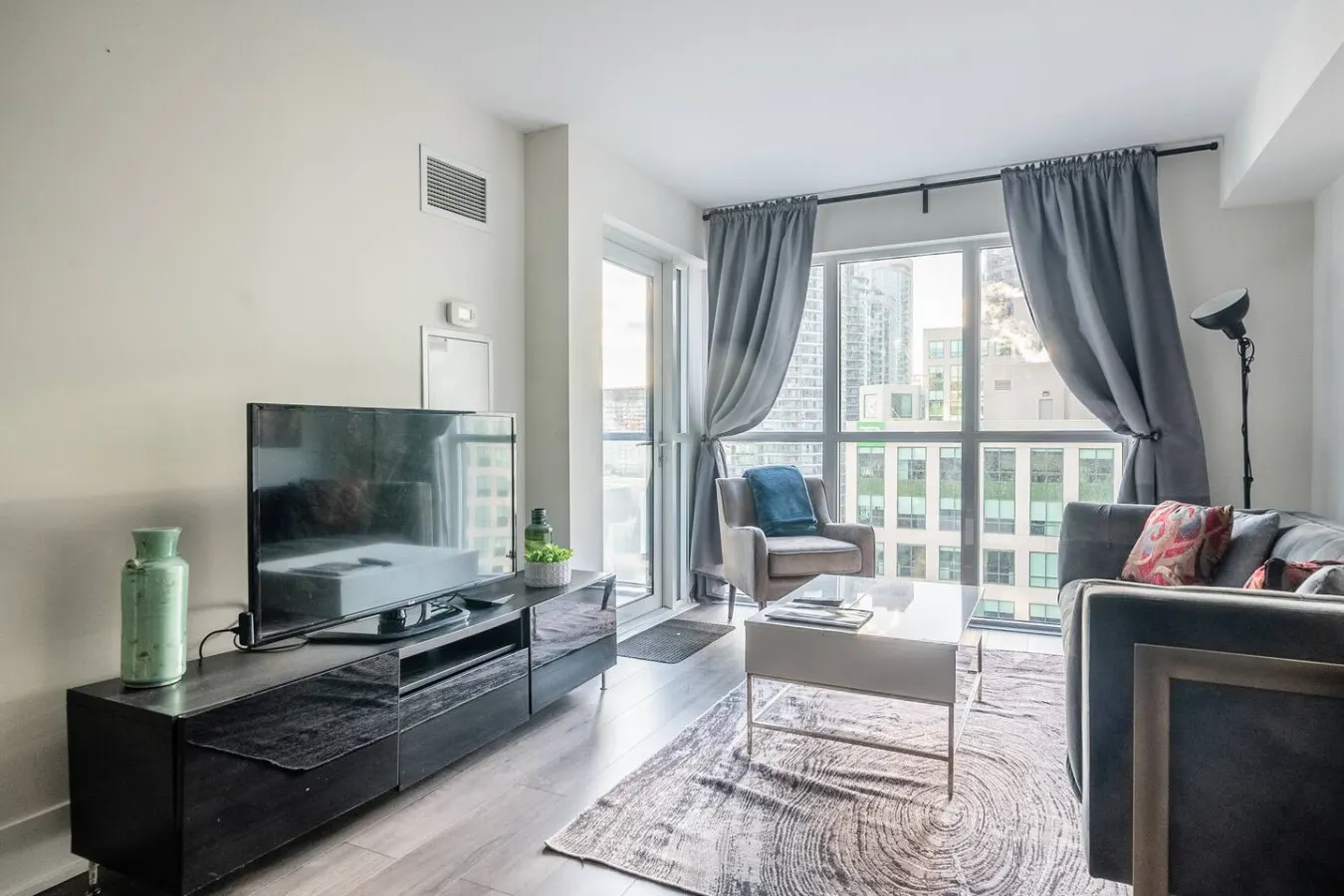 Modern 1BR+Den Walk Everywhere Free Parking 7