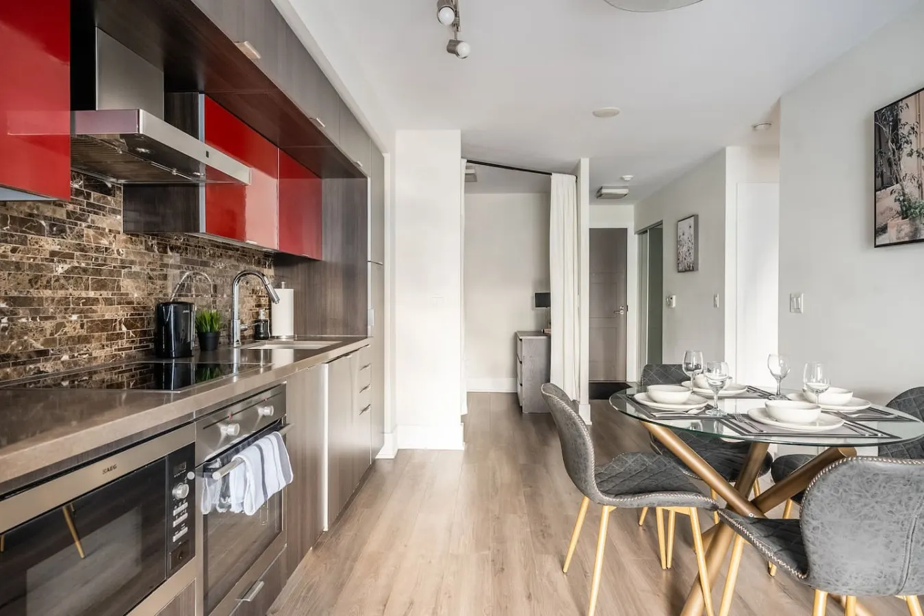 Modern 1BR+Den Walk Everywhere Free Parking 8