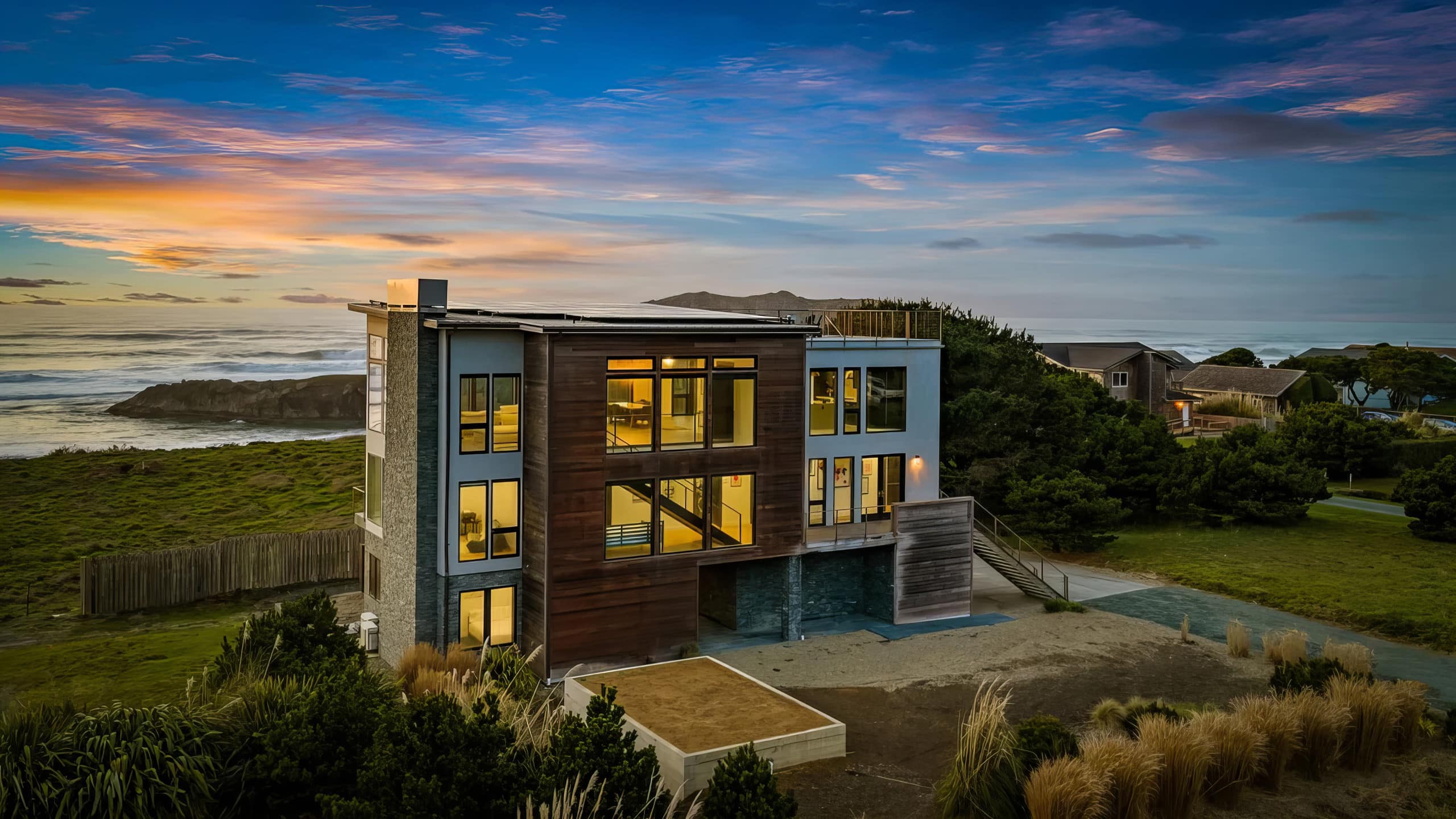 Bandon Oceanfront Retreat | Hot tub + Rooftop — photo 2