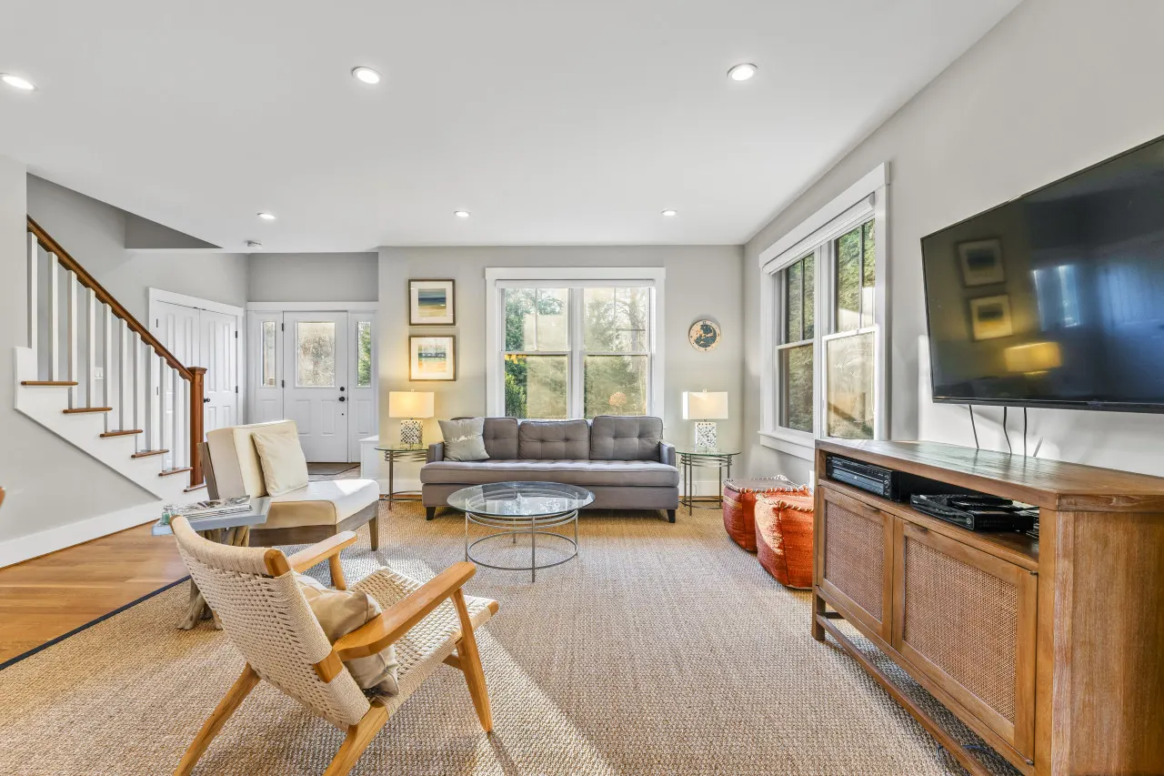 Modern Family Home Walkable to Town