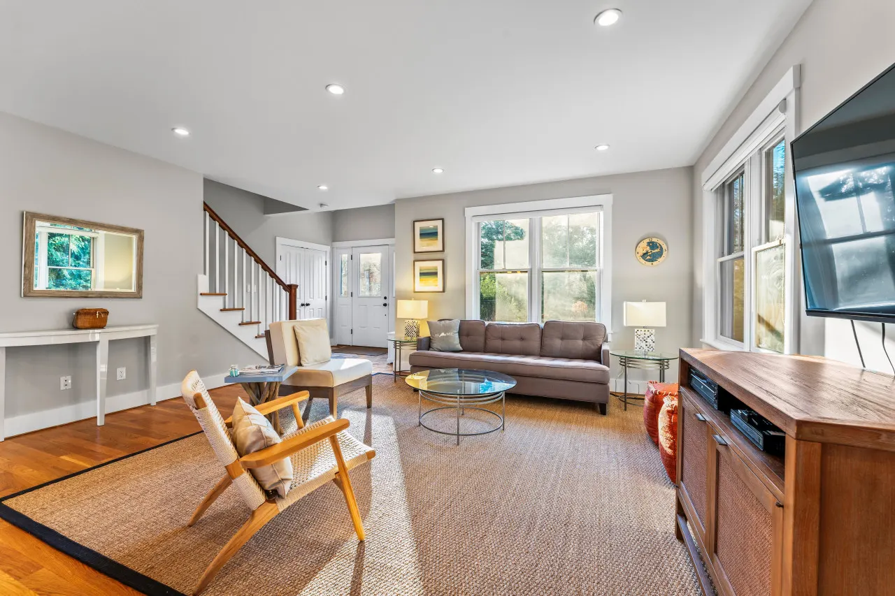 Modern Family Home Walkable to Town 10