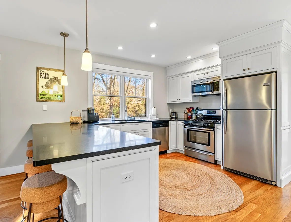 Modern Family Home Walkable to Town 11