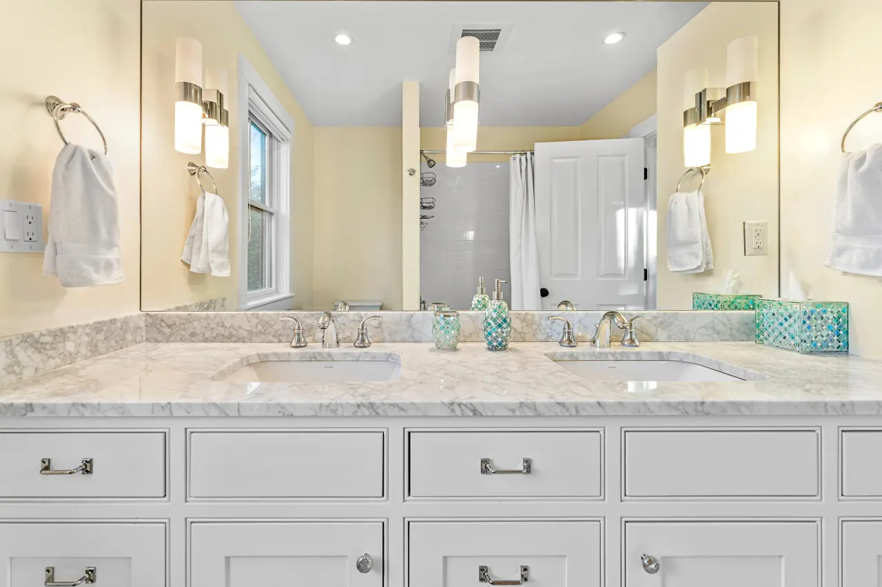 Modern Family Home Walkable to Town 6