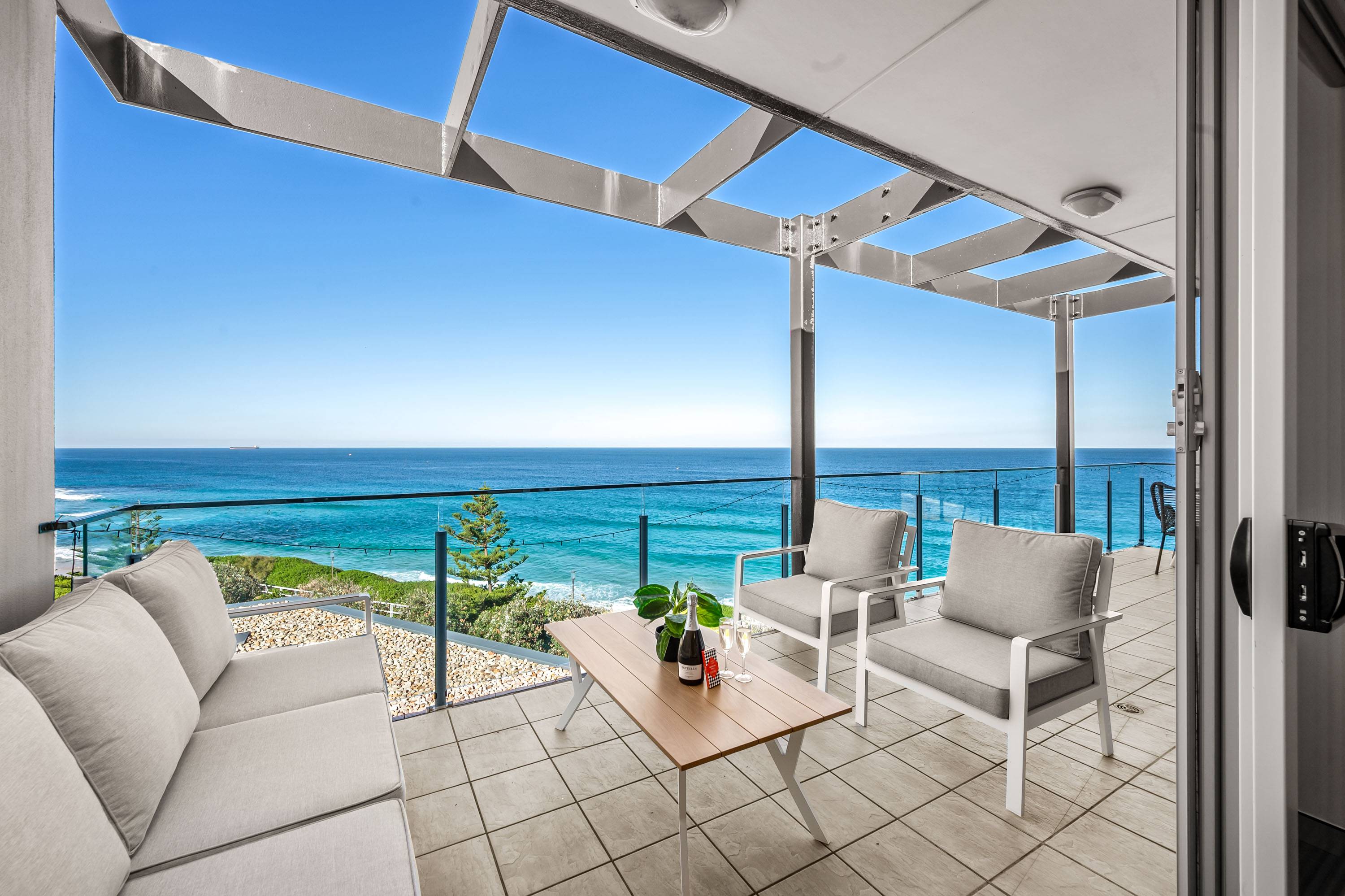 Wave | Beachfront | 2.5 Bedroom | Ocean Views