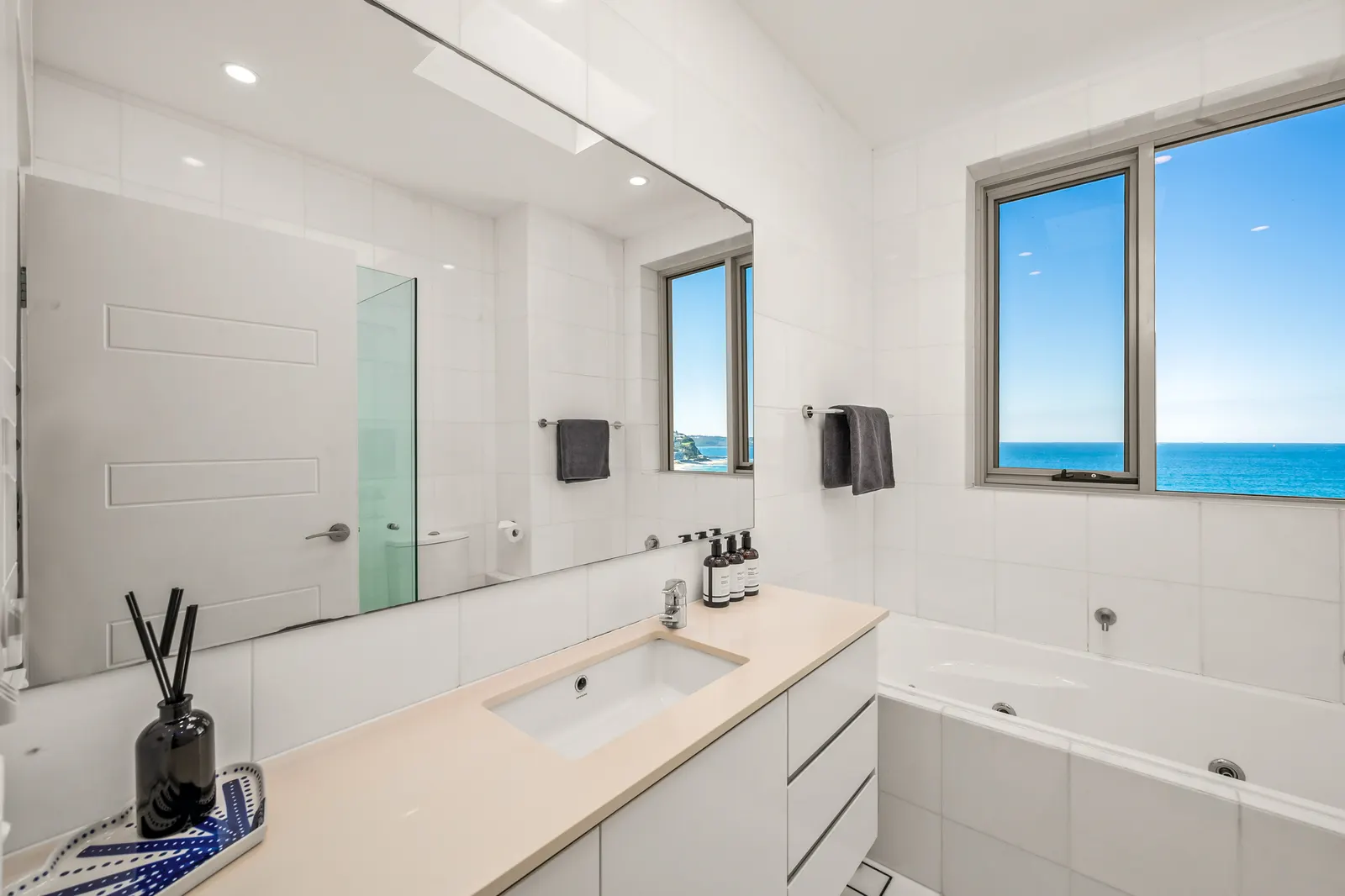 Wave Beachfront 2.5 Bedroom Ocean Views 9