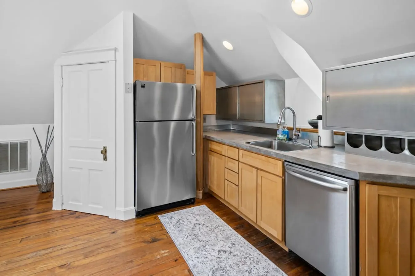 Hyde Park 2BR/2BA Penthouse with Private Patio 17