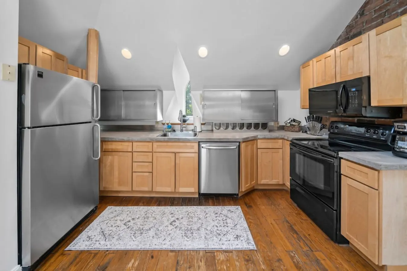 Hyde Park 2BR/2BA Penthouse with Private Patio 3