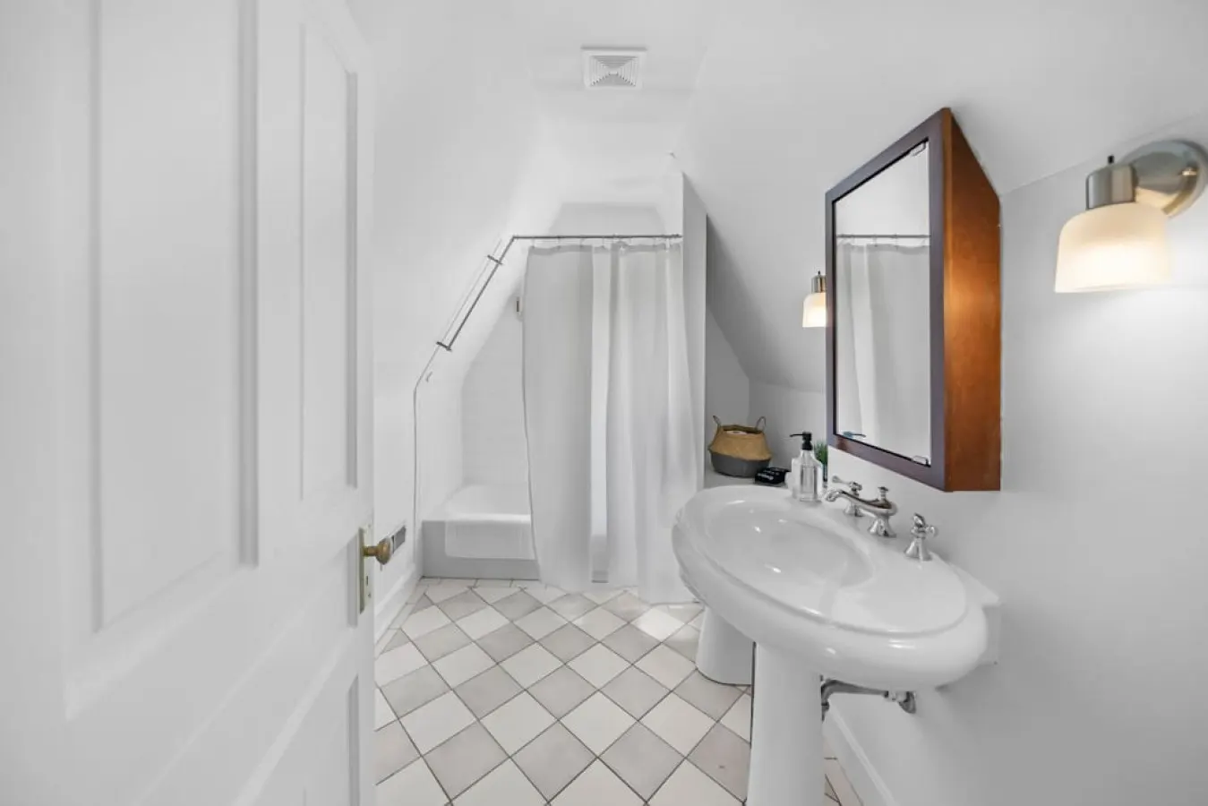 Hyde Park 2BR/2BA Penthouse with Private Patio 4