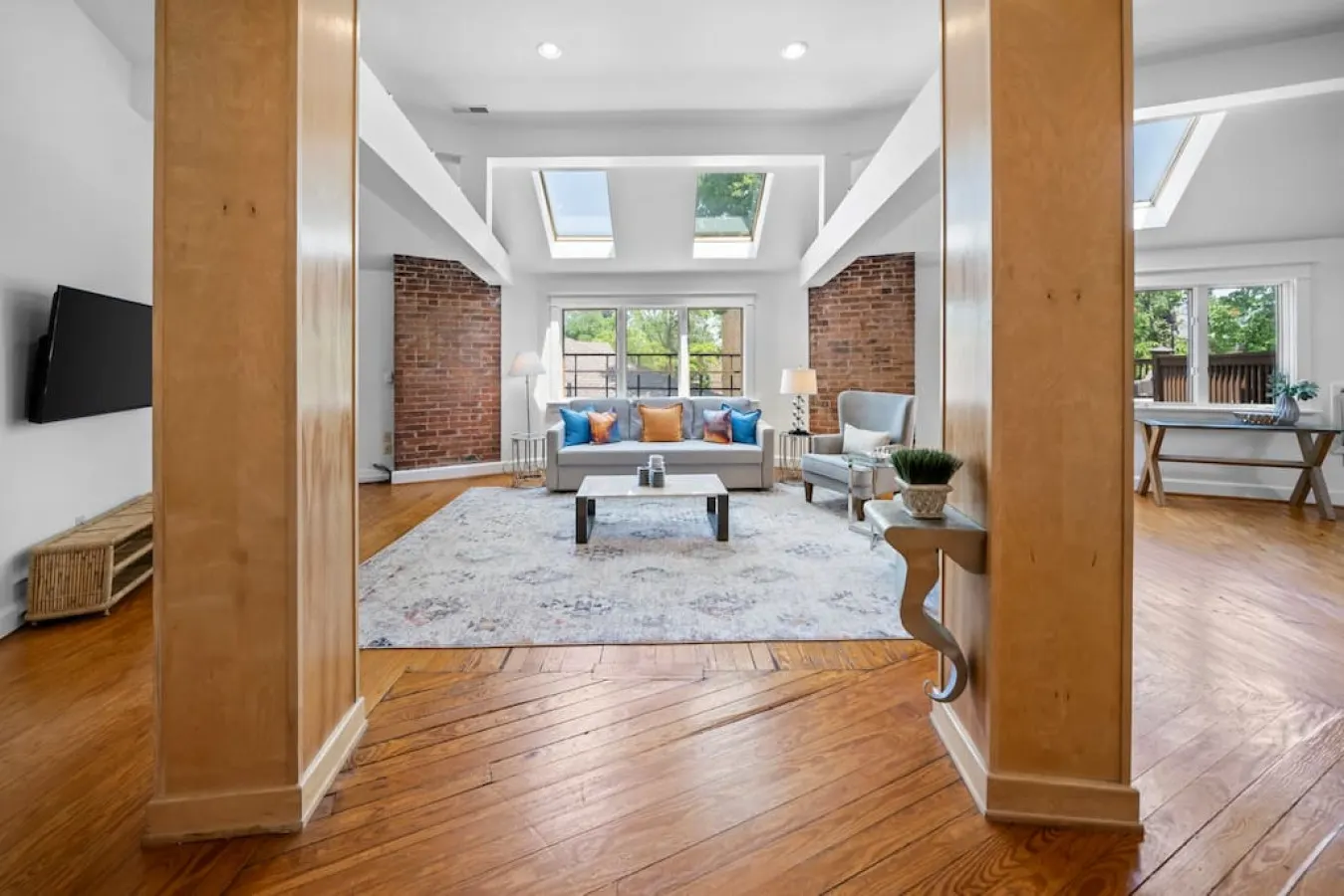 Hyde Park 2BR/2BA Penthouse with Private Patio 8