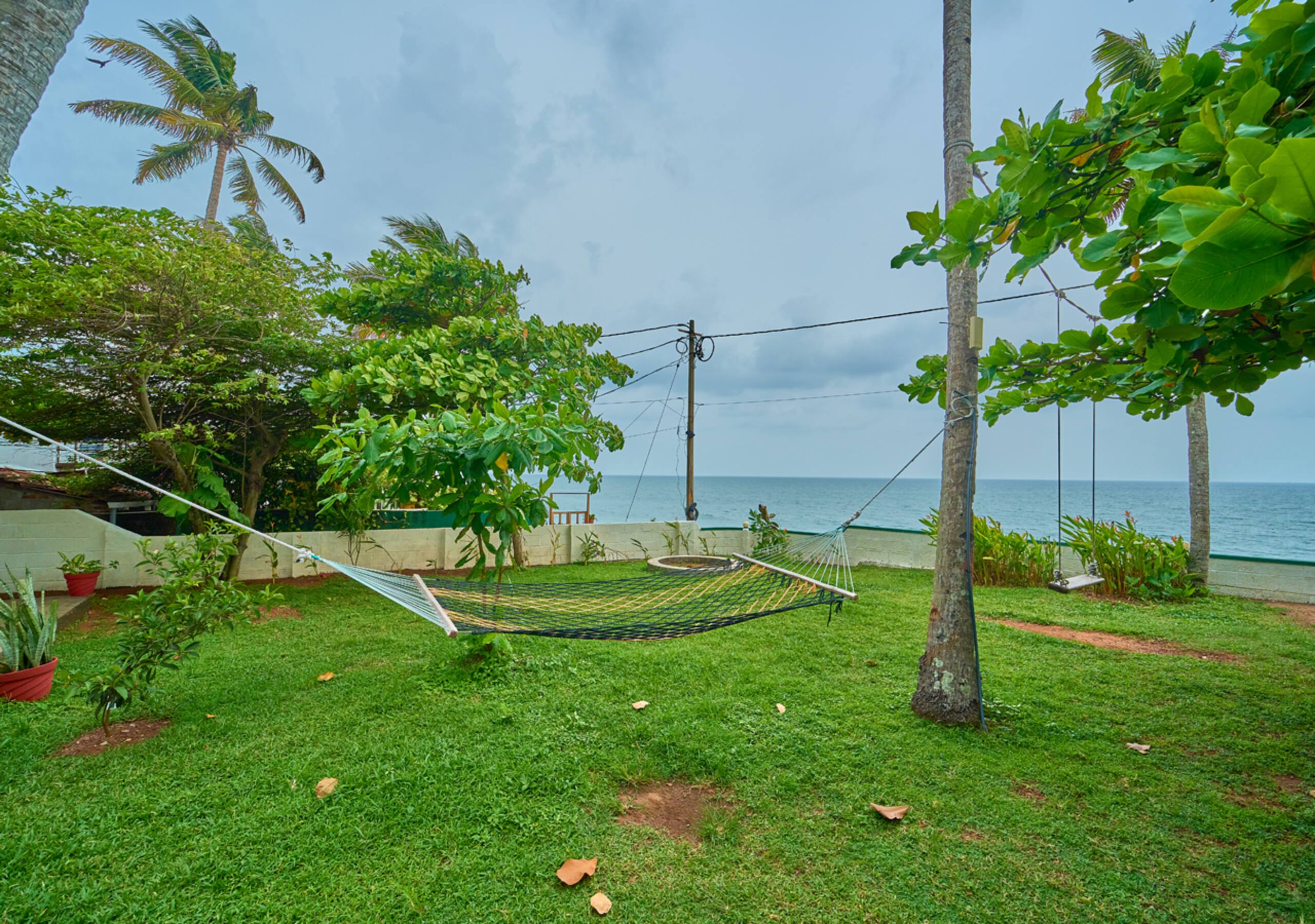 Cliff Edge Beach View Cottage with Private Beach 24