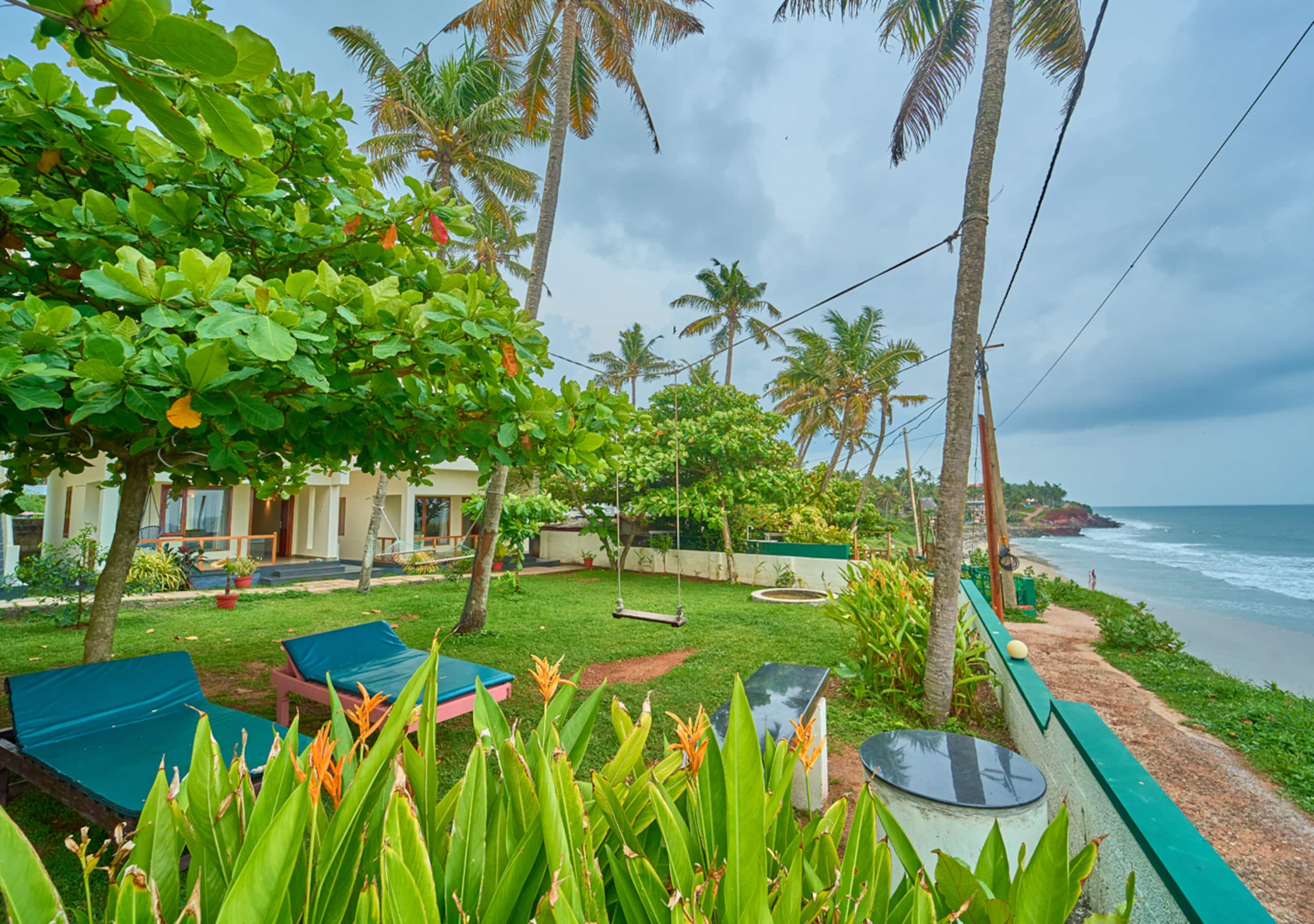 Cliff Edge Beach View Cottage with Private Beach 3