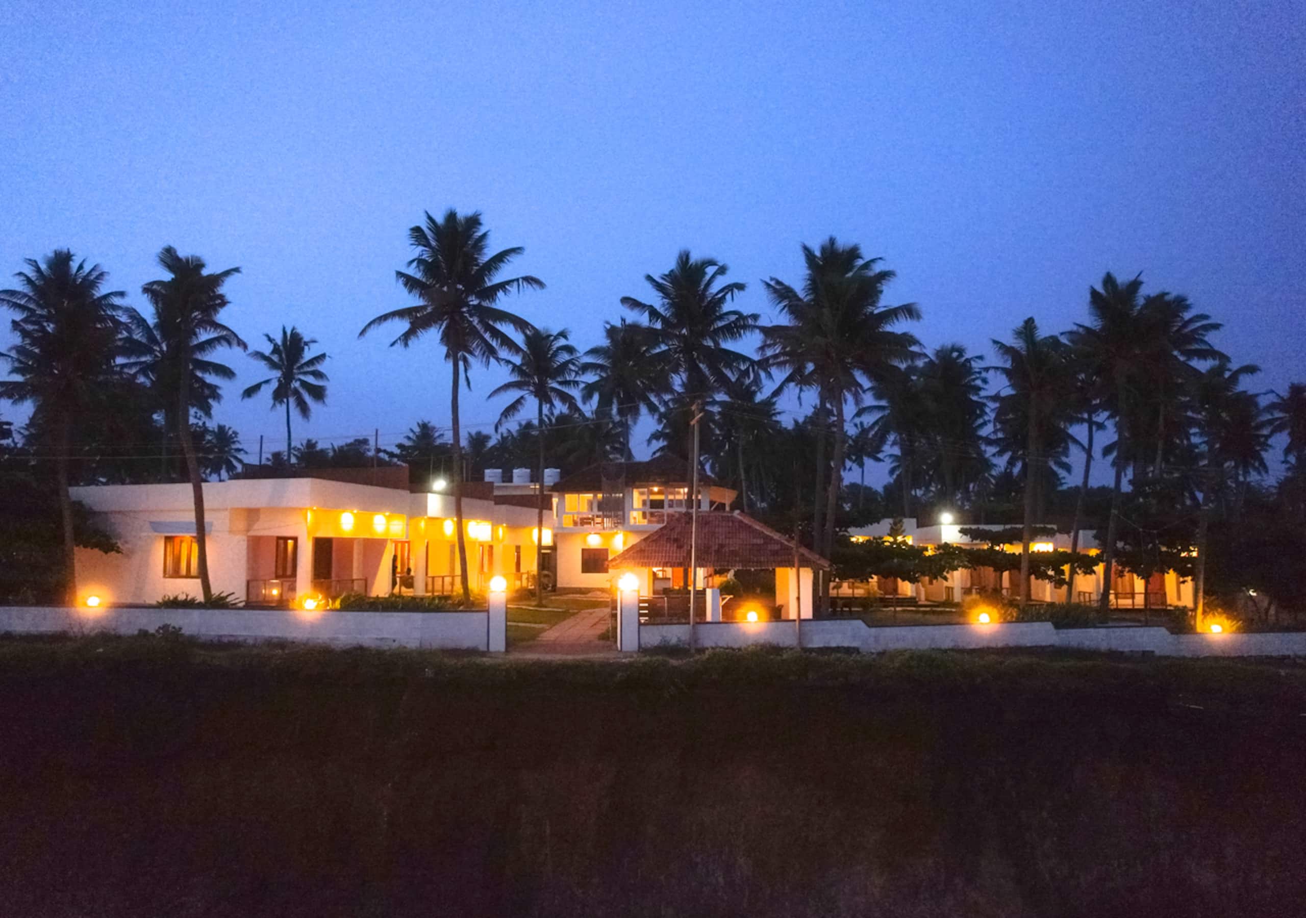 Cliff Edge Beach View Cottage with Private Beach 32