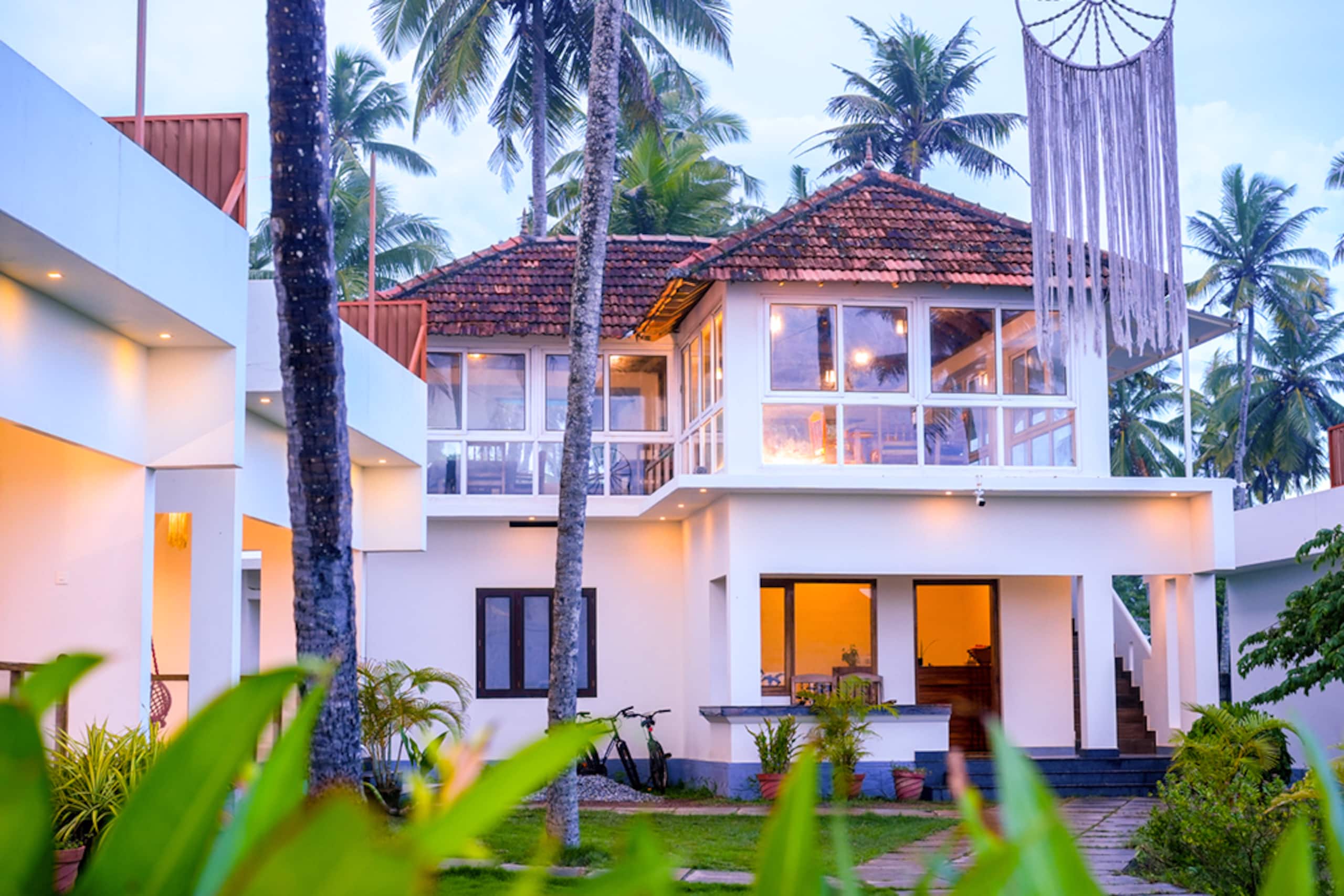 Cliff Edge Beach View Cottage with Private Beach 33