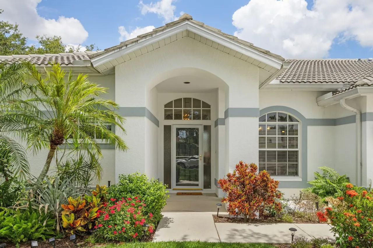 Villa Tropicana* luxury pool home. Briarwood gated community 9
