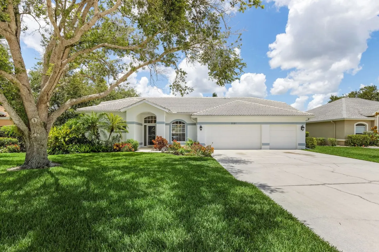 Villa Tropicana* luxury pool home. Briarwood gated community 8